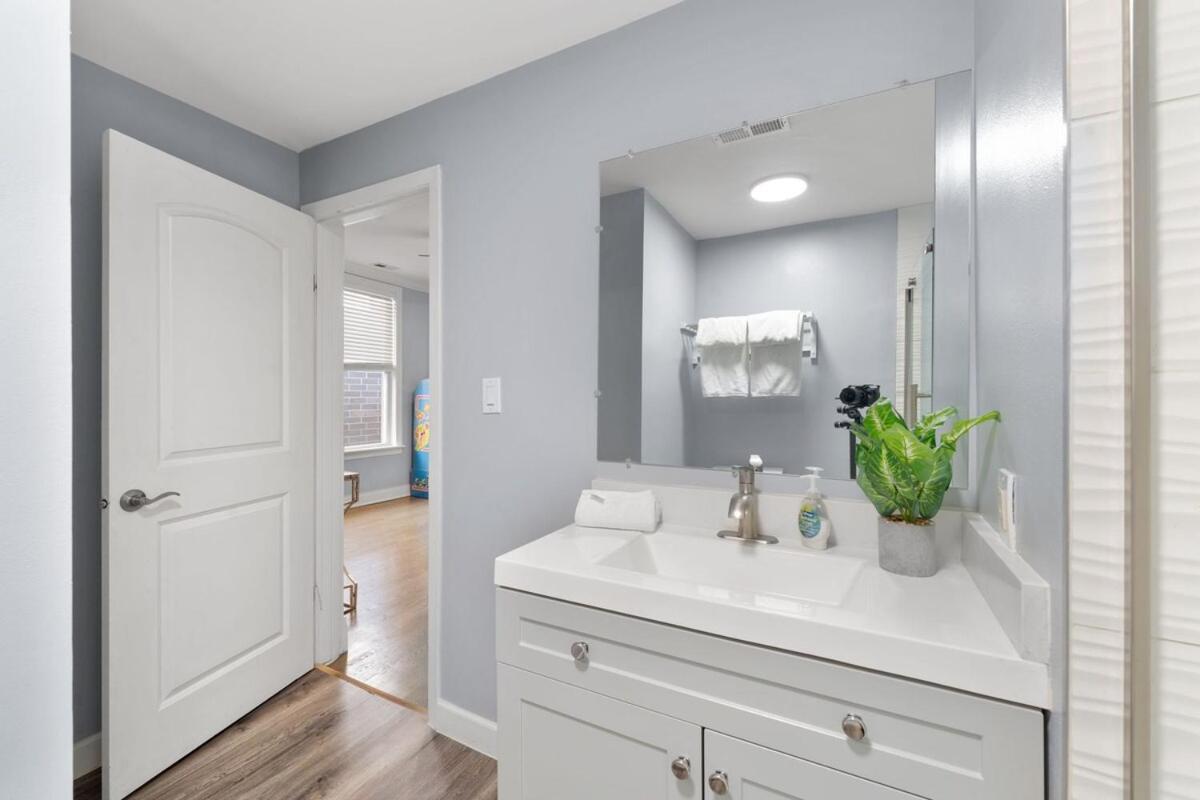 Stylish 2br Urban Retreat In River West Apartment