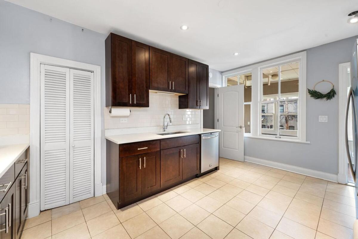 Stylish 2br Urban Retreat In River West Chicago