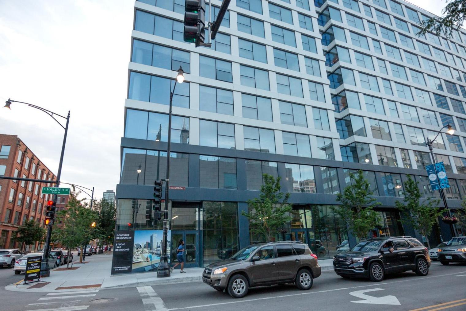 West Loop 2br W Theater Gym Nr Restaurant Row Chi-950