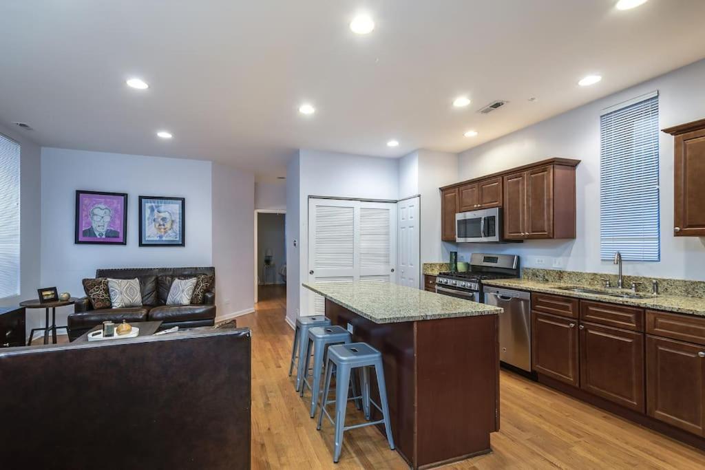 Lincoln Park Living - 1 Holiday home *
