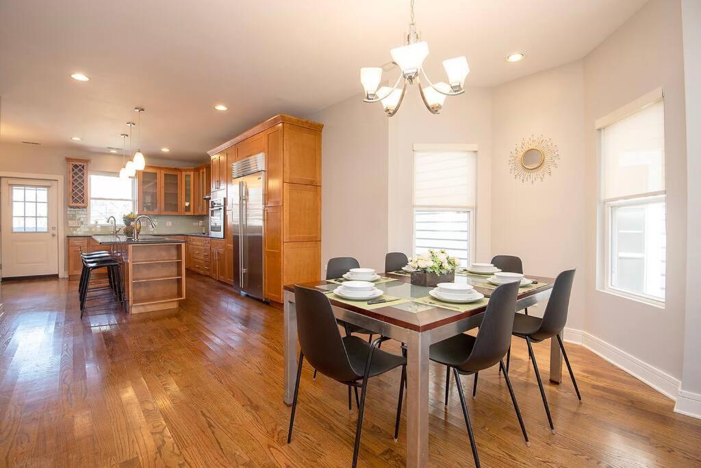 Apartment Deluxe Duplex In Roscoe-wrigley With Free Parking