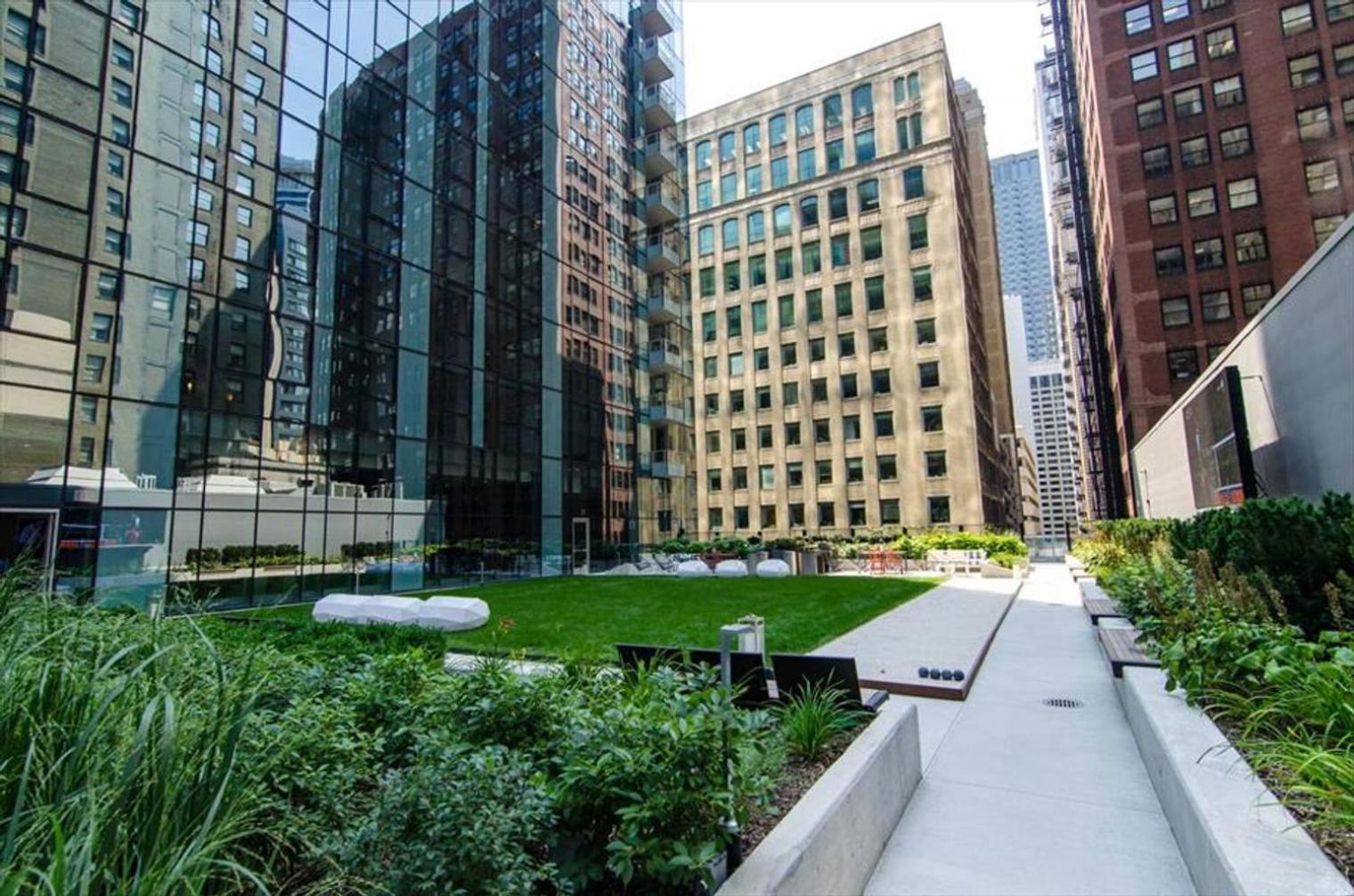 Loop W Roof Deck Nr Michigan Ave Chi-1014 *