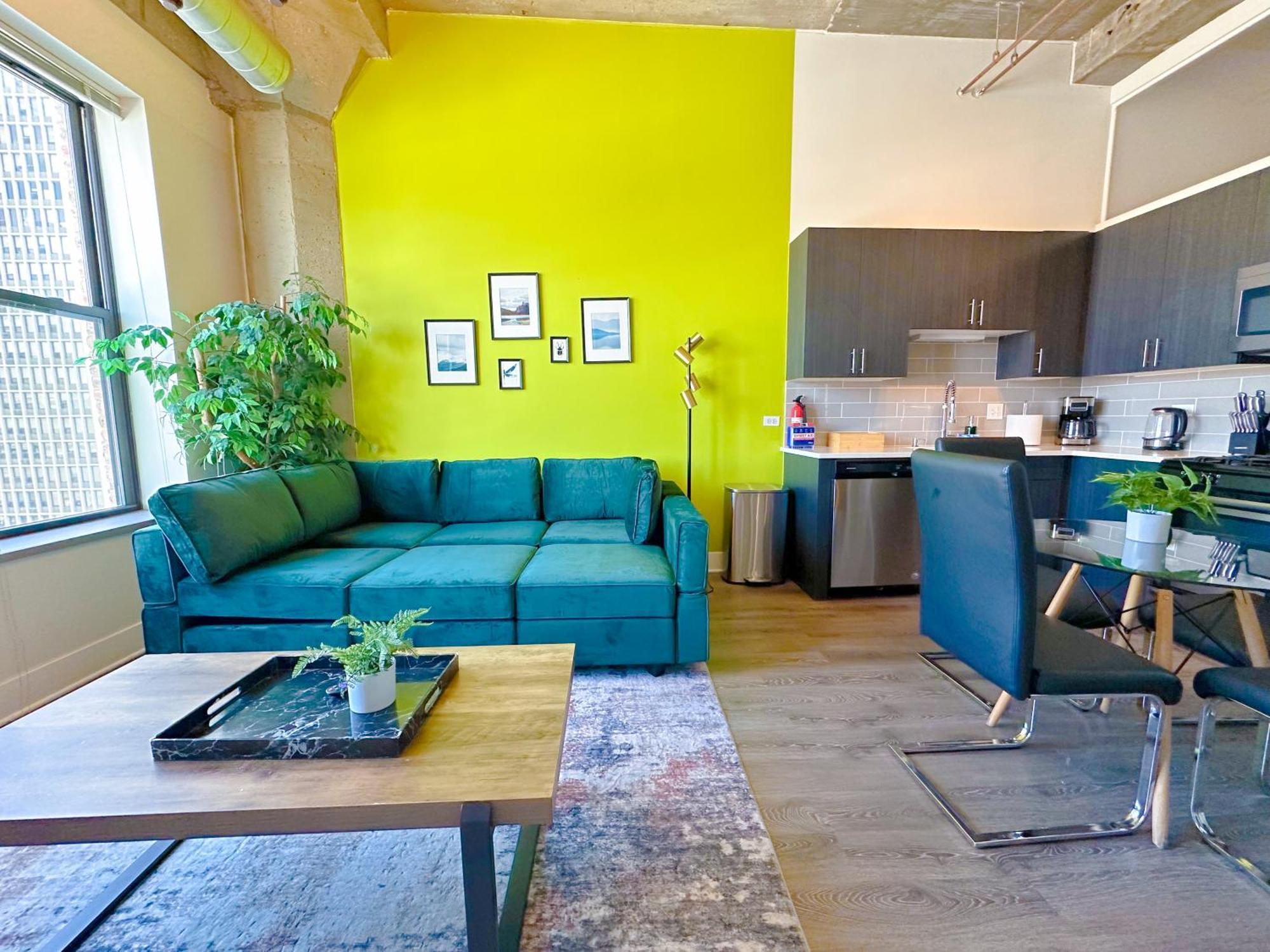 Mccormick Place: Modern Downtown Loft With Optional Parking Apartment