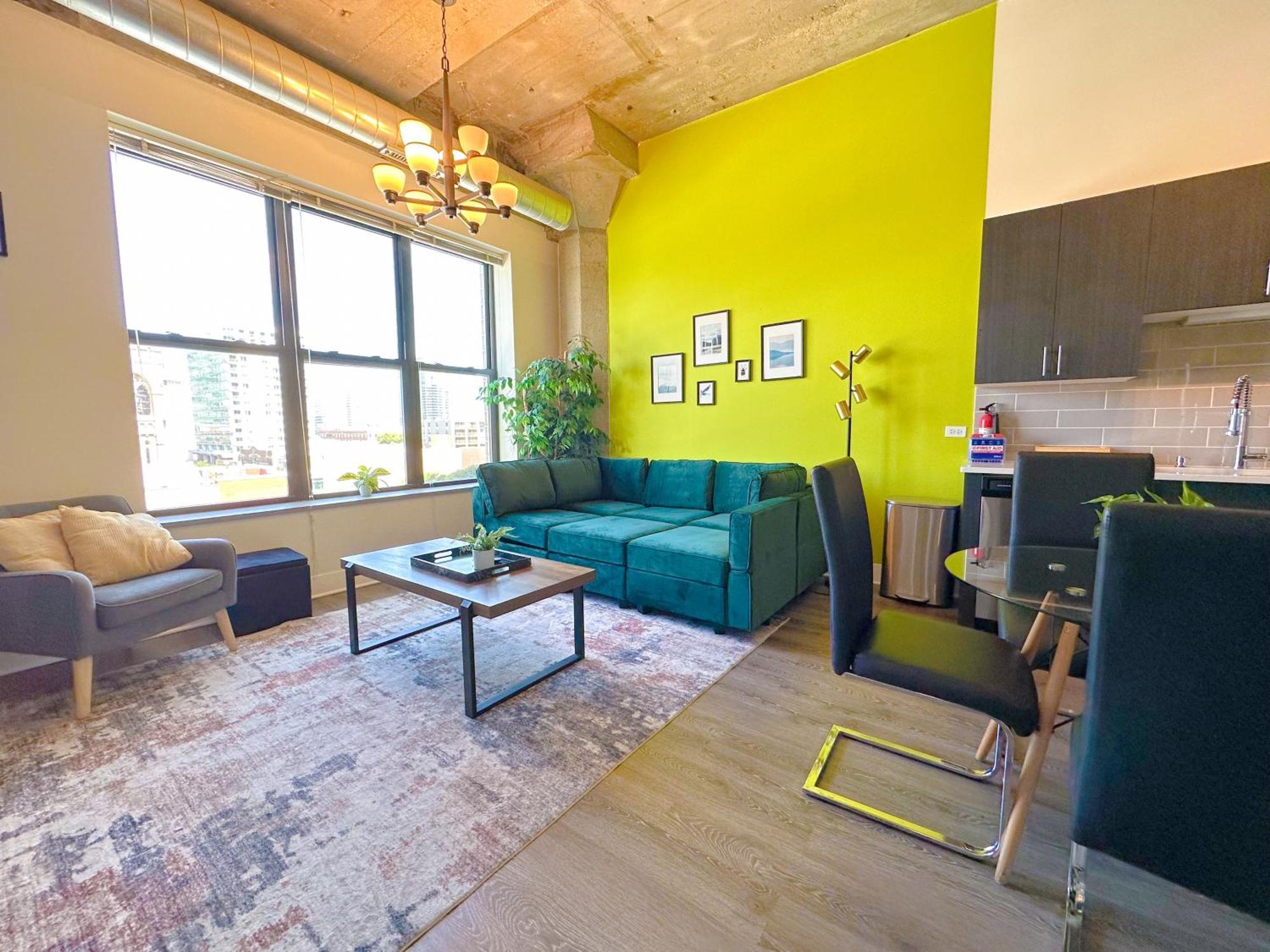 Mccormick Place: Modern Downtown Loft With Optional Parking Apartment *