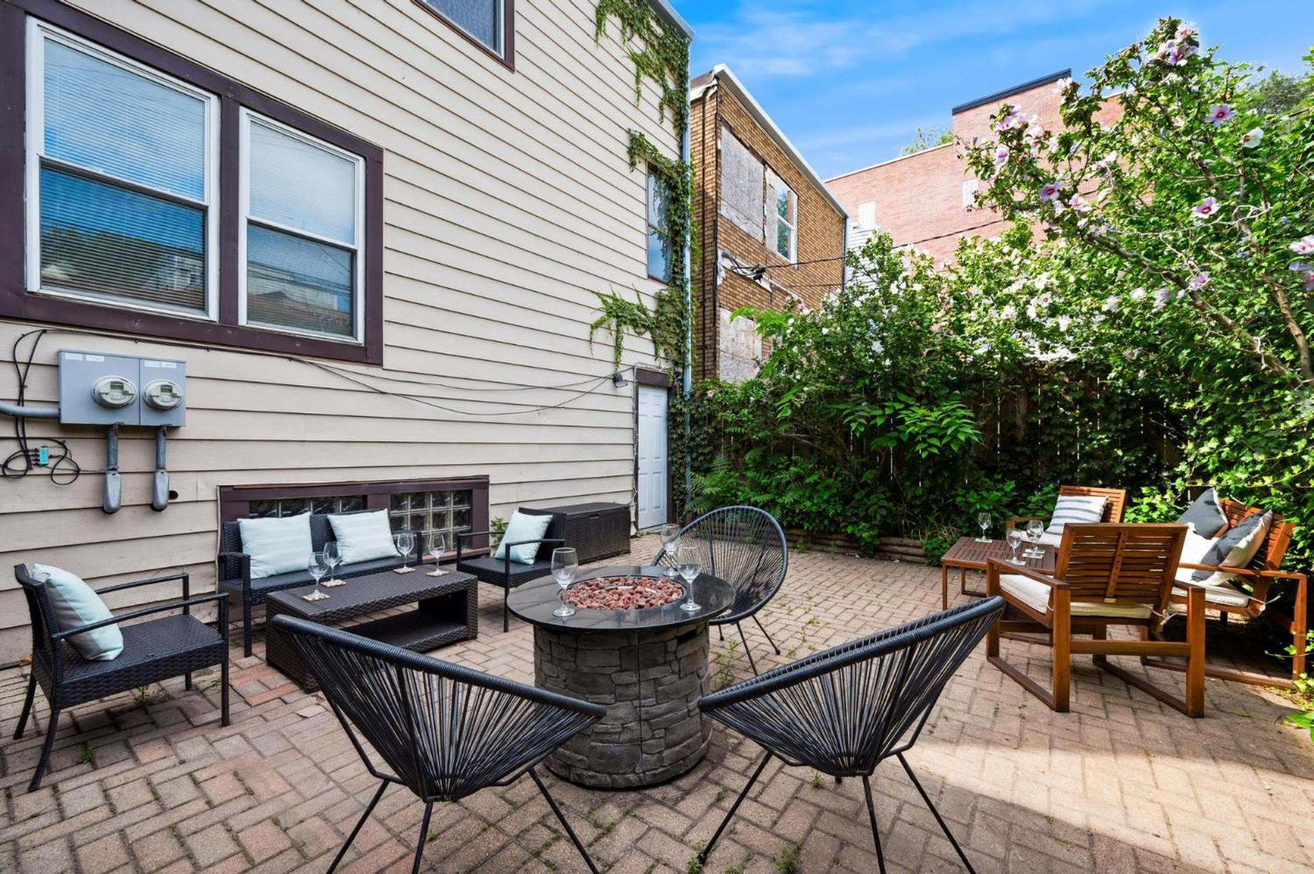 2 Bed W/ Office, Free Parking, Near Wrigley Apartment