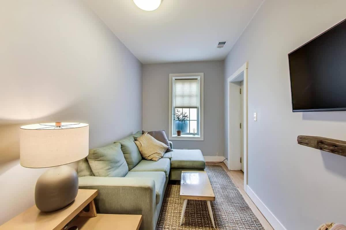 Modern 2br With Patio & Cozy Space Apartment