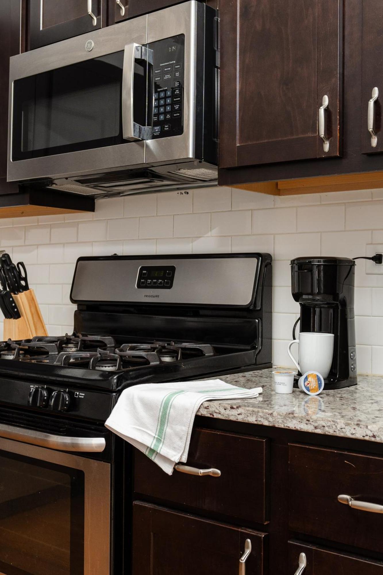 Flexhome Ukrainian Village 2br D2 Apartment Chicago