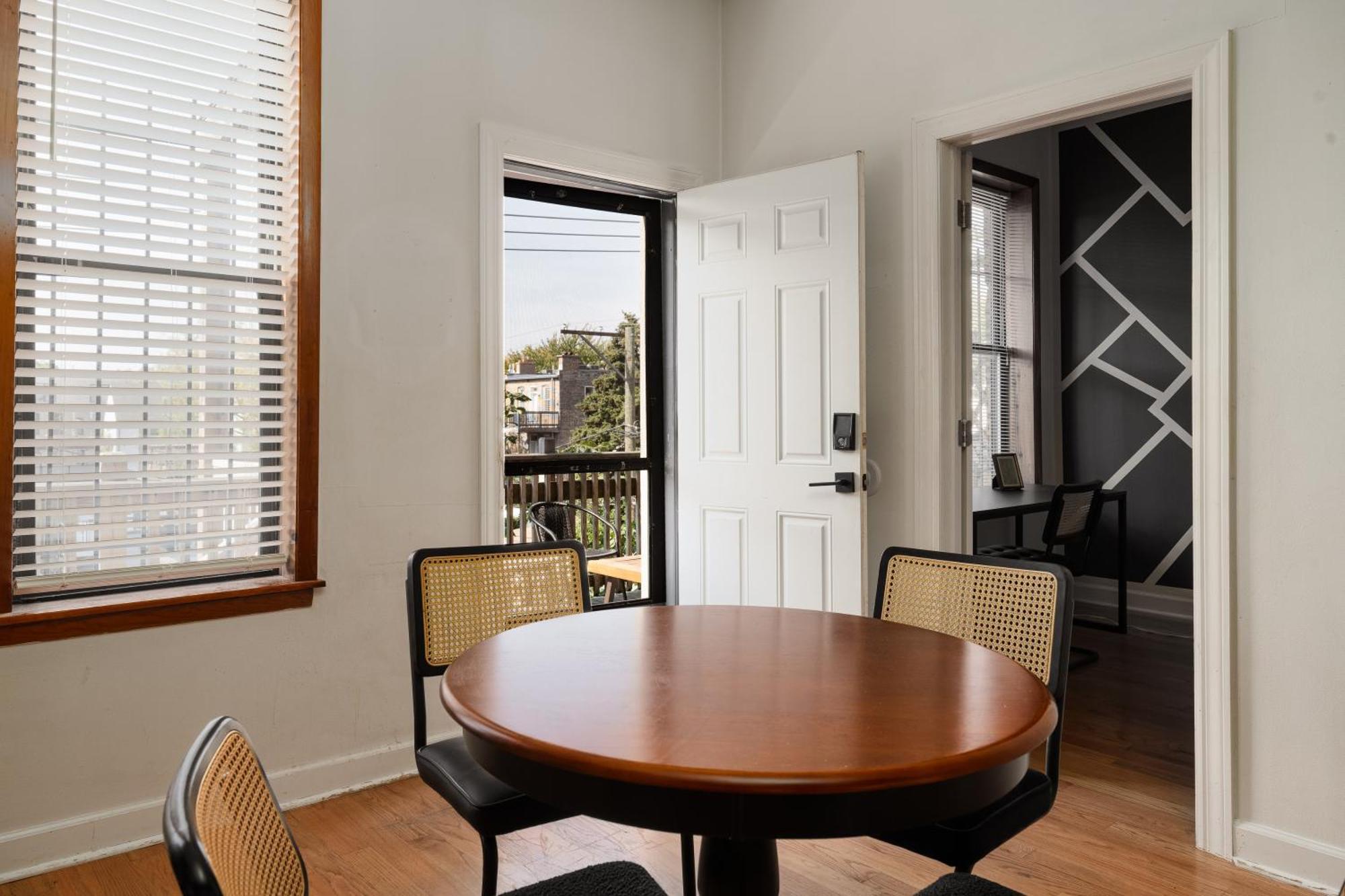 Flexhome Ukrainian Village 2br D2 Apartment *