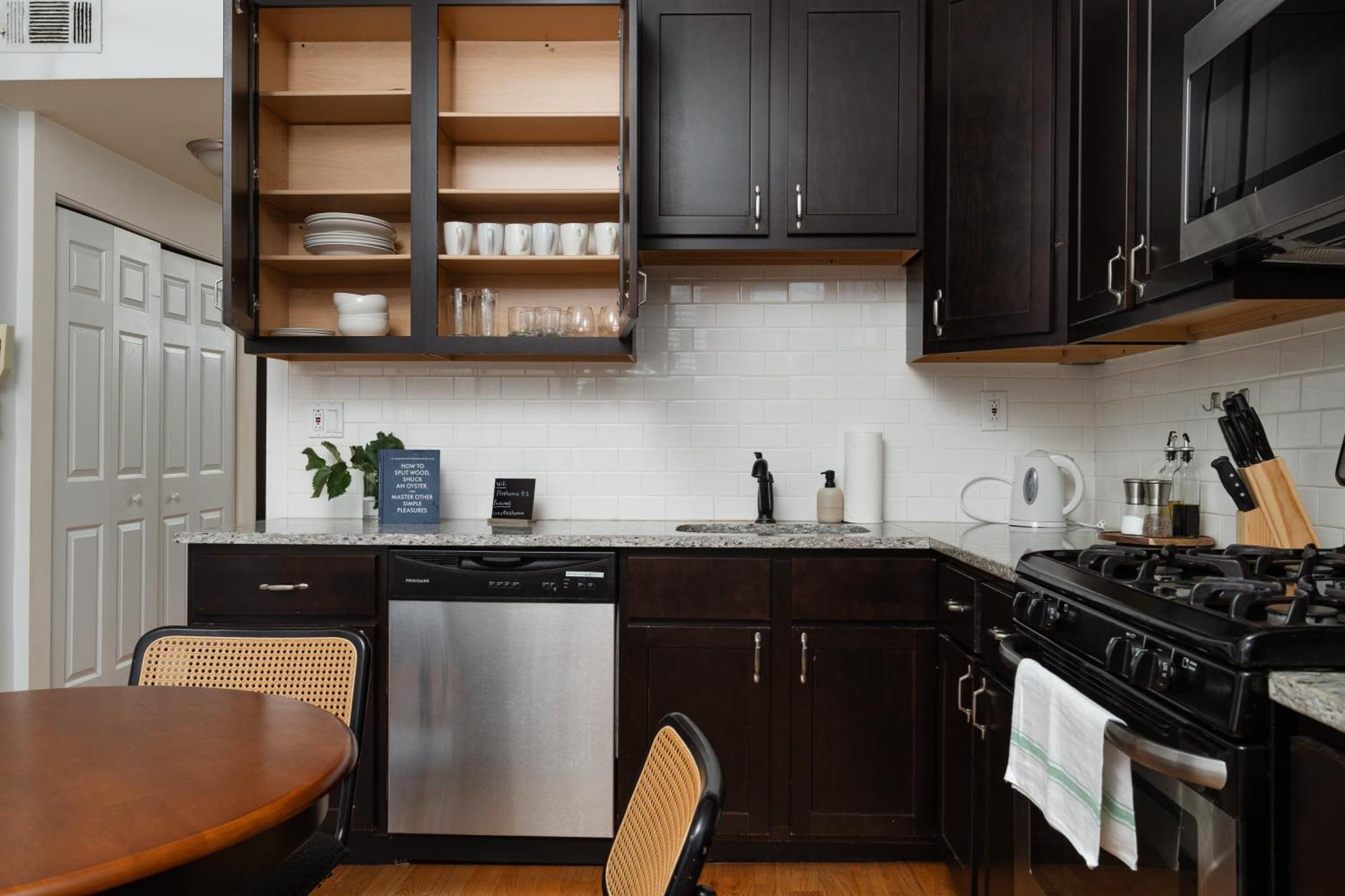 Apartment Flexhome Ukrainian Village 2br D2 *