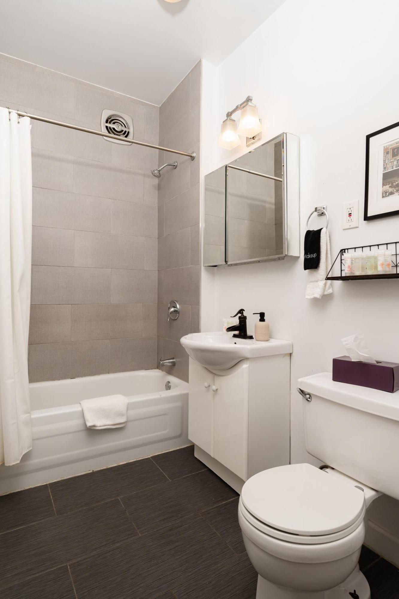 Apartment Flexhome Ukrainian Village 2br D2 *