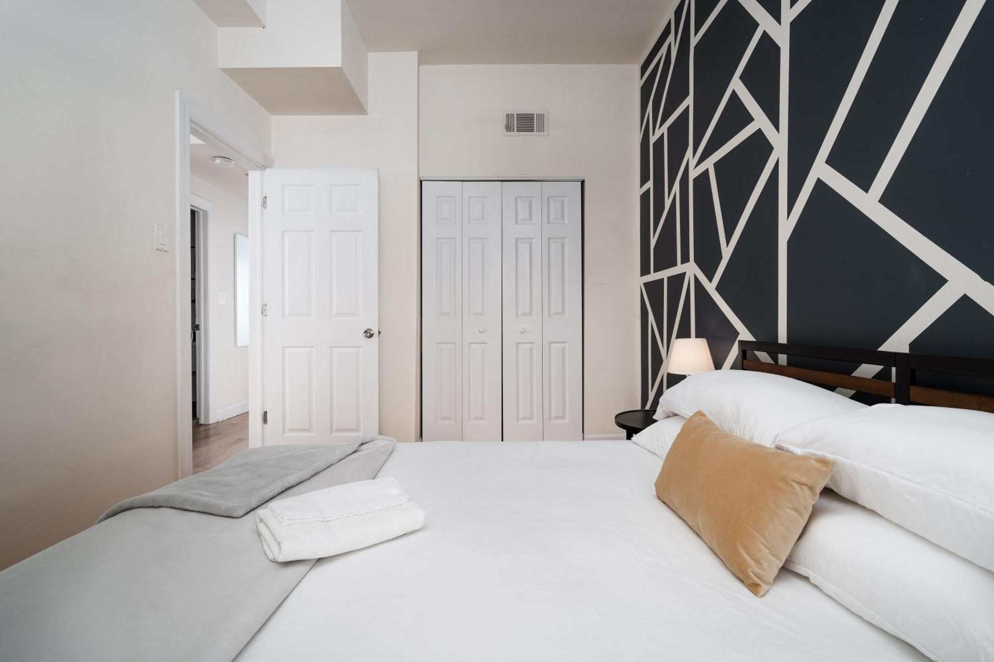Flexhome Ukrainian Village 2br D2 *