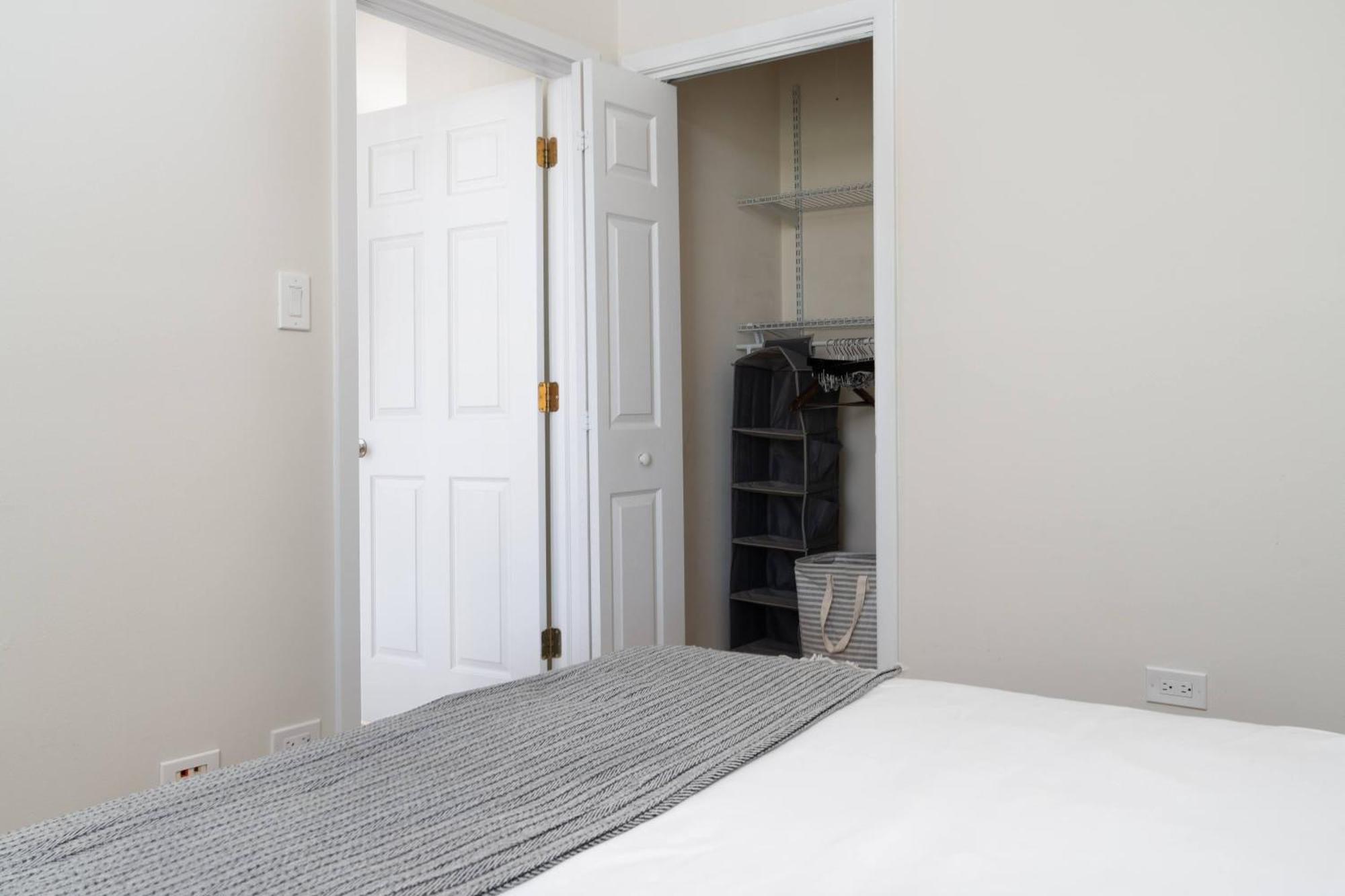 Flexhome Ukrainian Village 3br D3 Apartment *