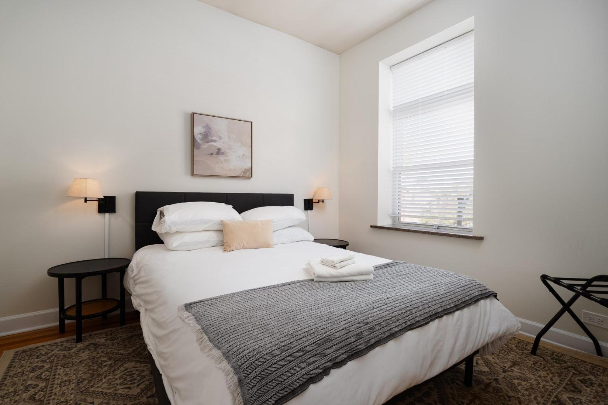 Apartment Flexhome Ukrainian Village 3br D3 *