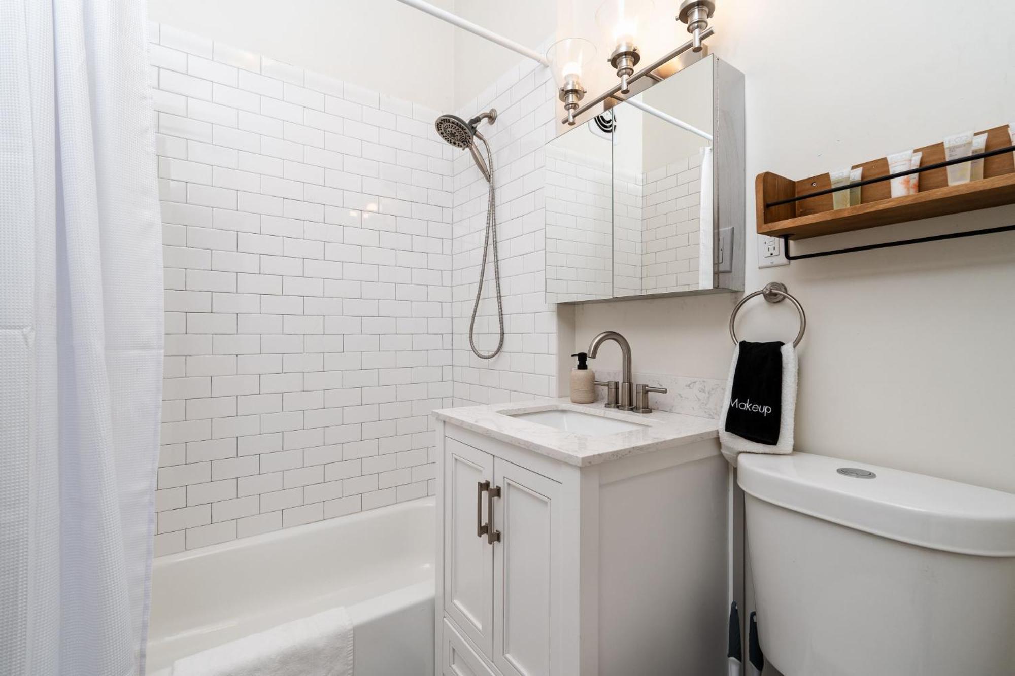 Apartment Flexhome Ukrainian Village 3br D3 *