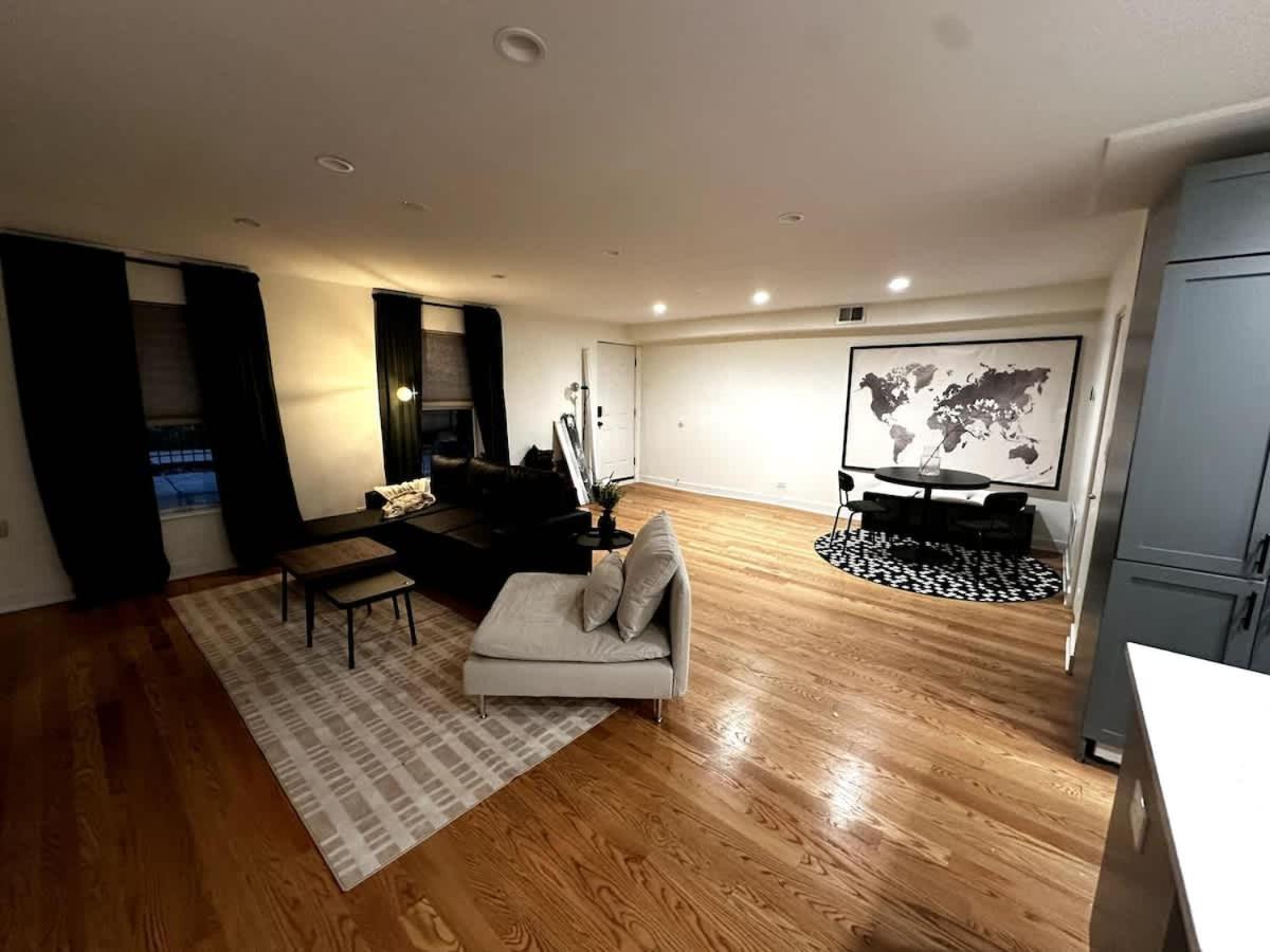 Chic Modern Comfort In Apartment *