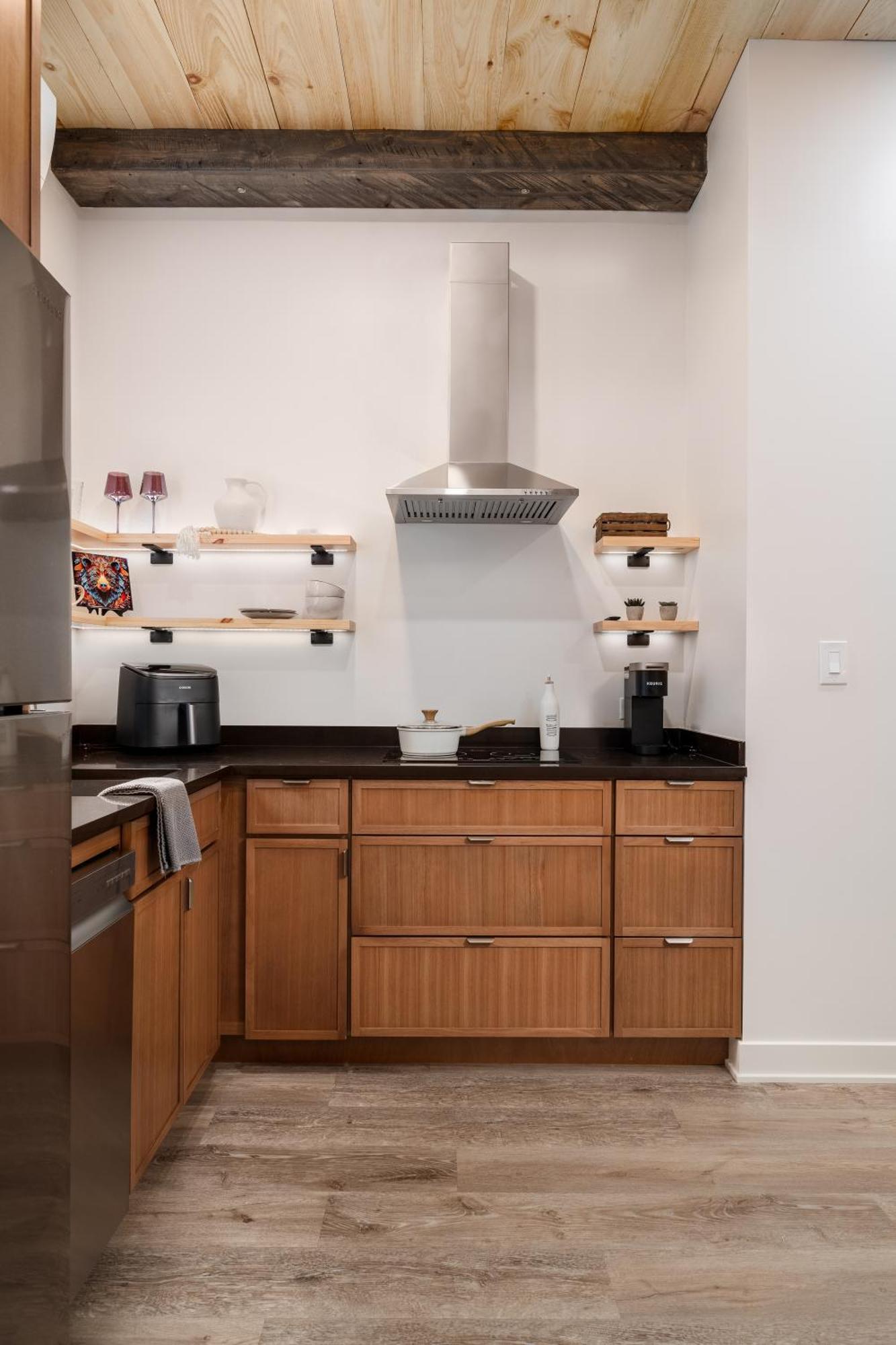 Pulaski Point Apartment *