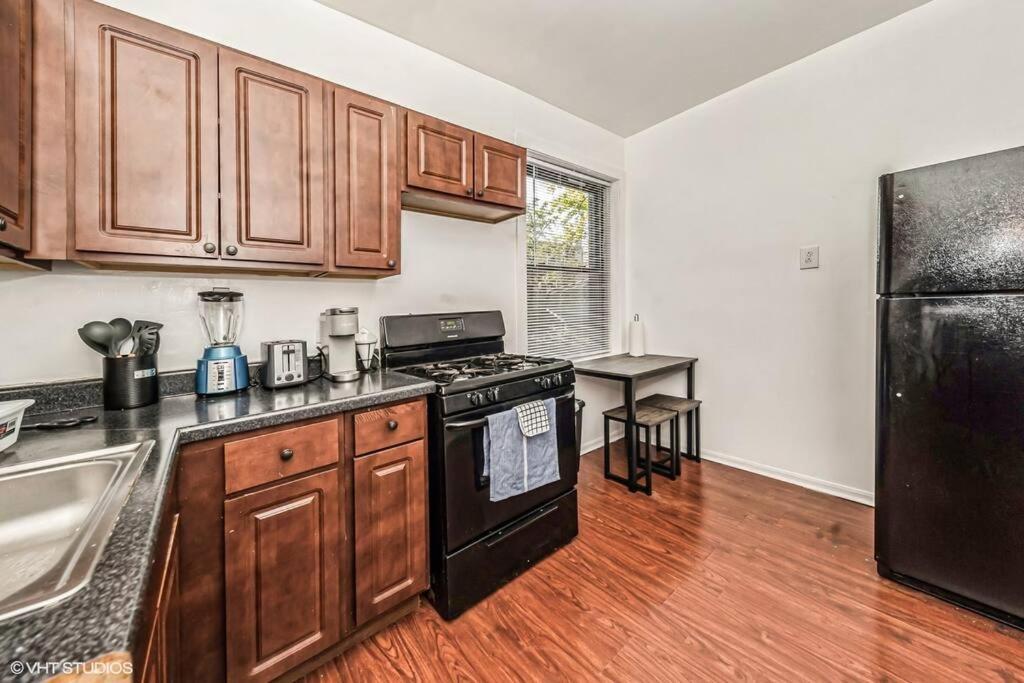 Apartment 2 Bedroom Near Downtown And The Lakefront *