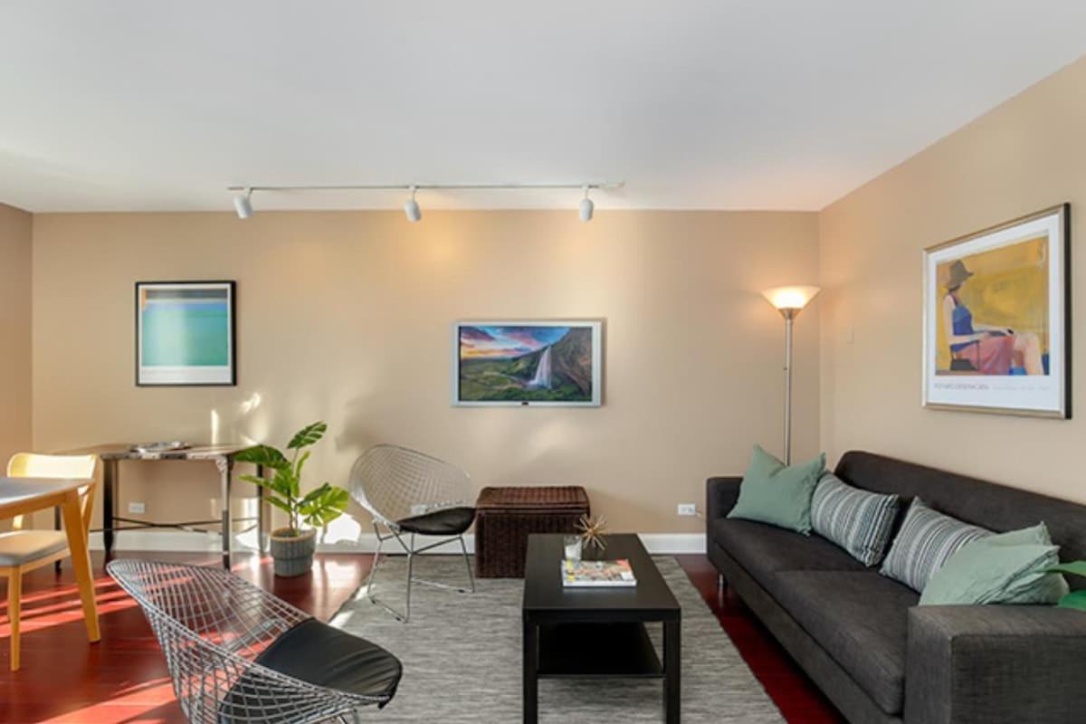 Cozy Sleeps 4 *