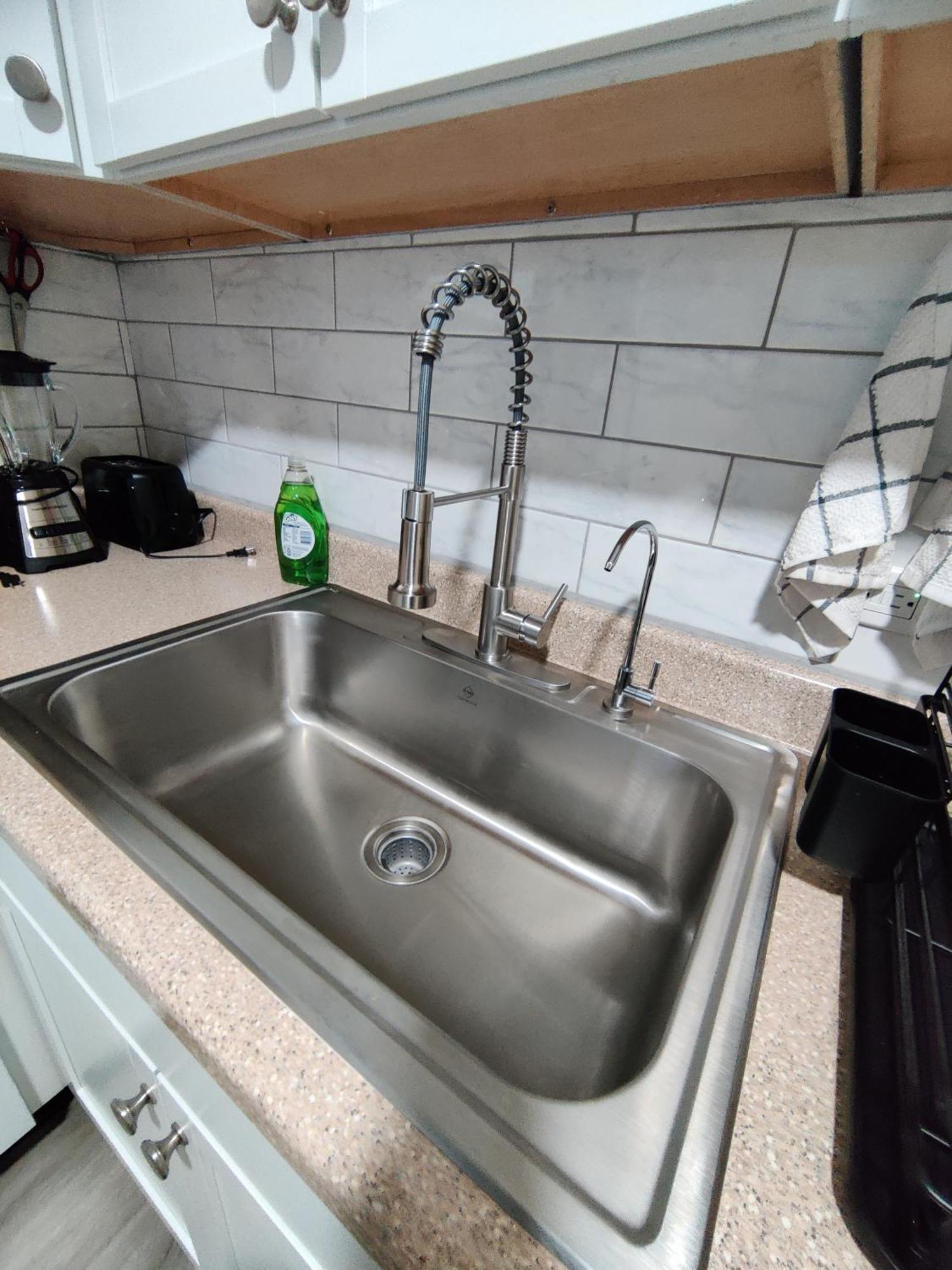 Lightning Apartment's Respectful Area With The Visitors * Chicago