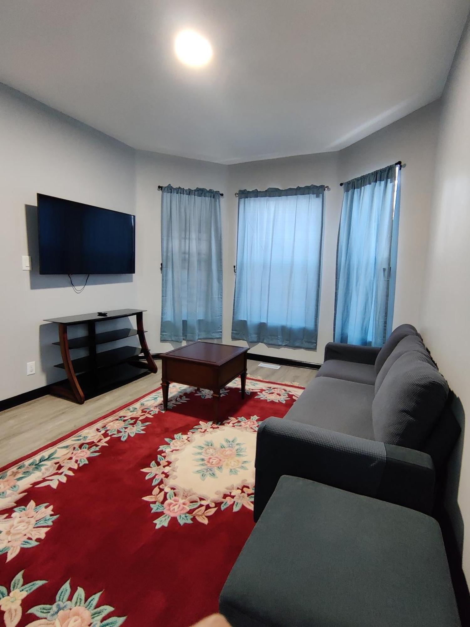 Lightning Apartment's Respectful Area With The Visitors *
