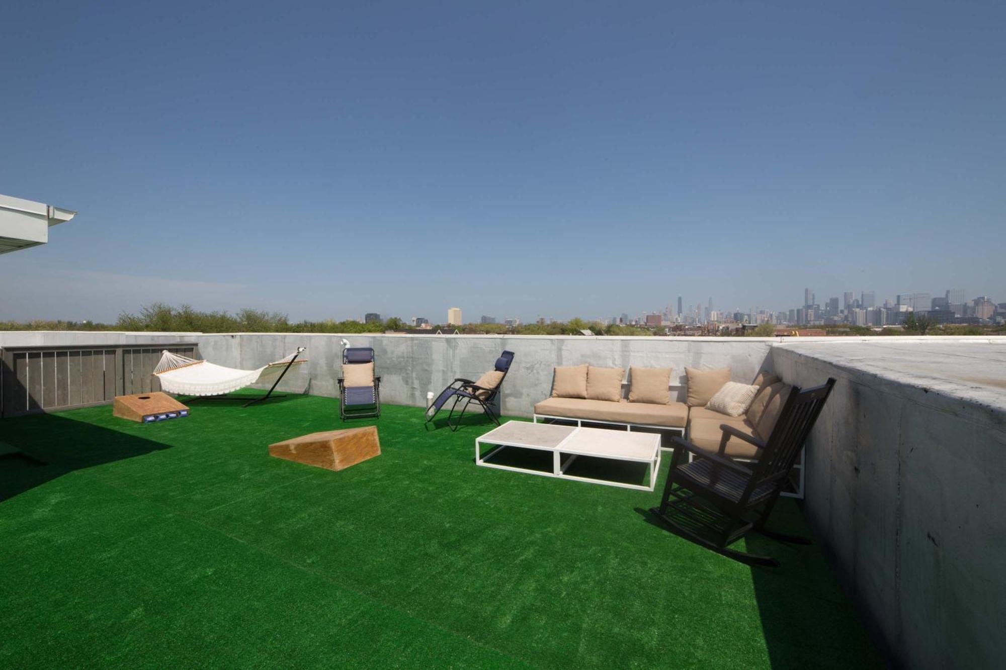 Large 4-bedroom Upscale W Rooftop Apartment *