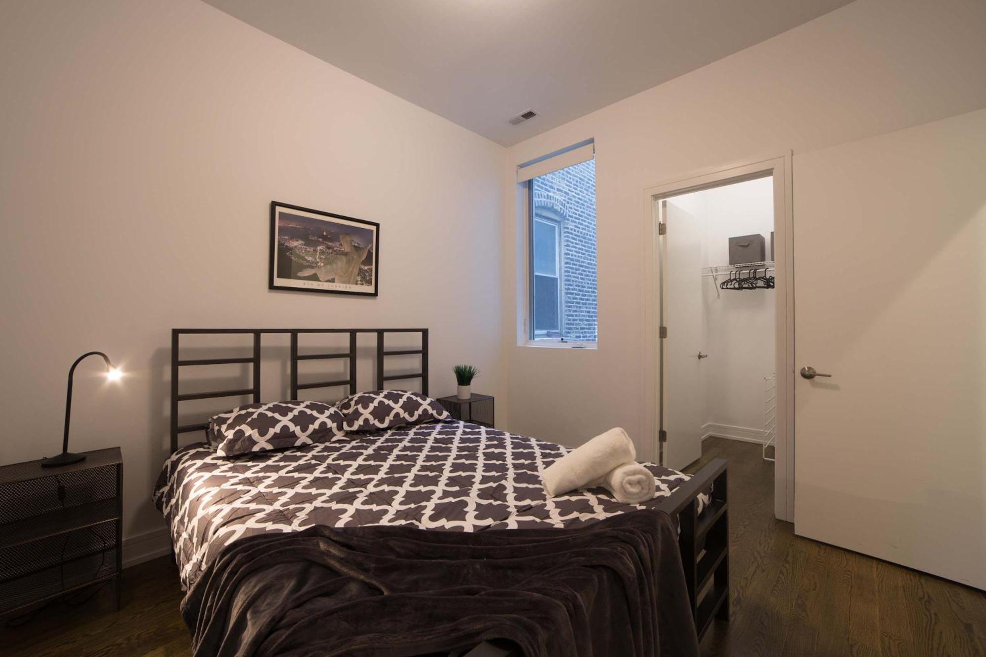 Large 4-bedroom Upscale W Rooftop