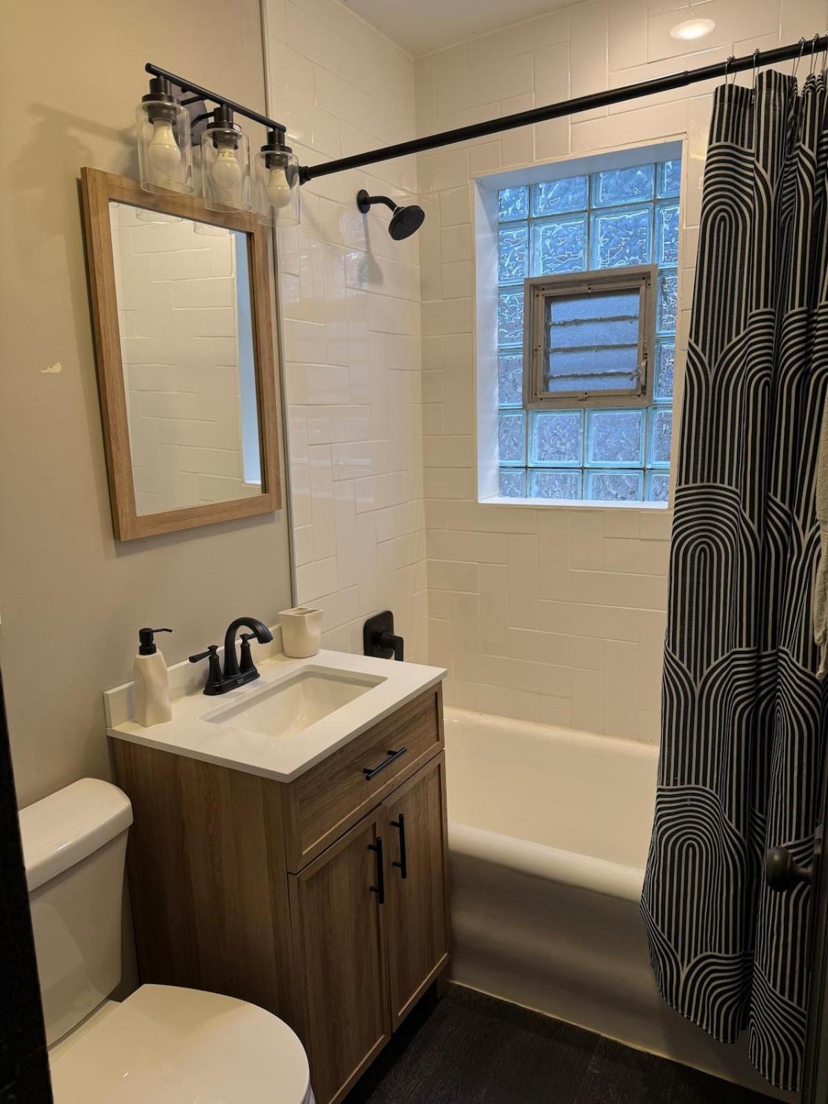 Quiet 1br, Eat-in Kitchen, Close To Midway Chicago