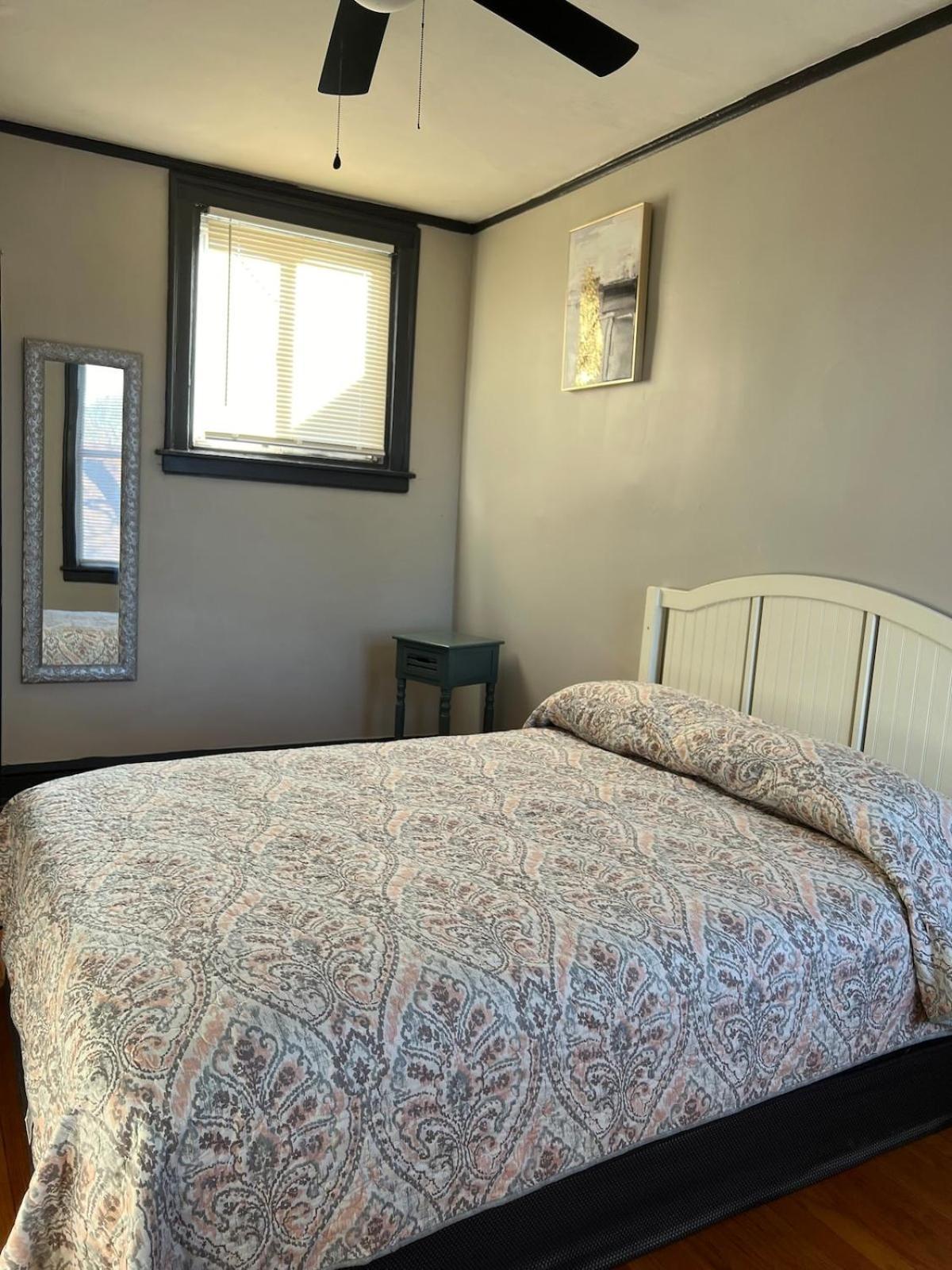 Quiet 1br, Eat-in Kitchen, Close To Midway Apartment