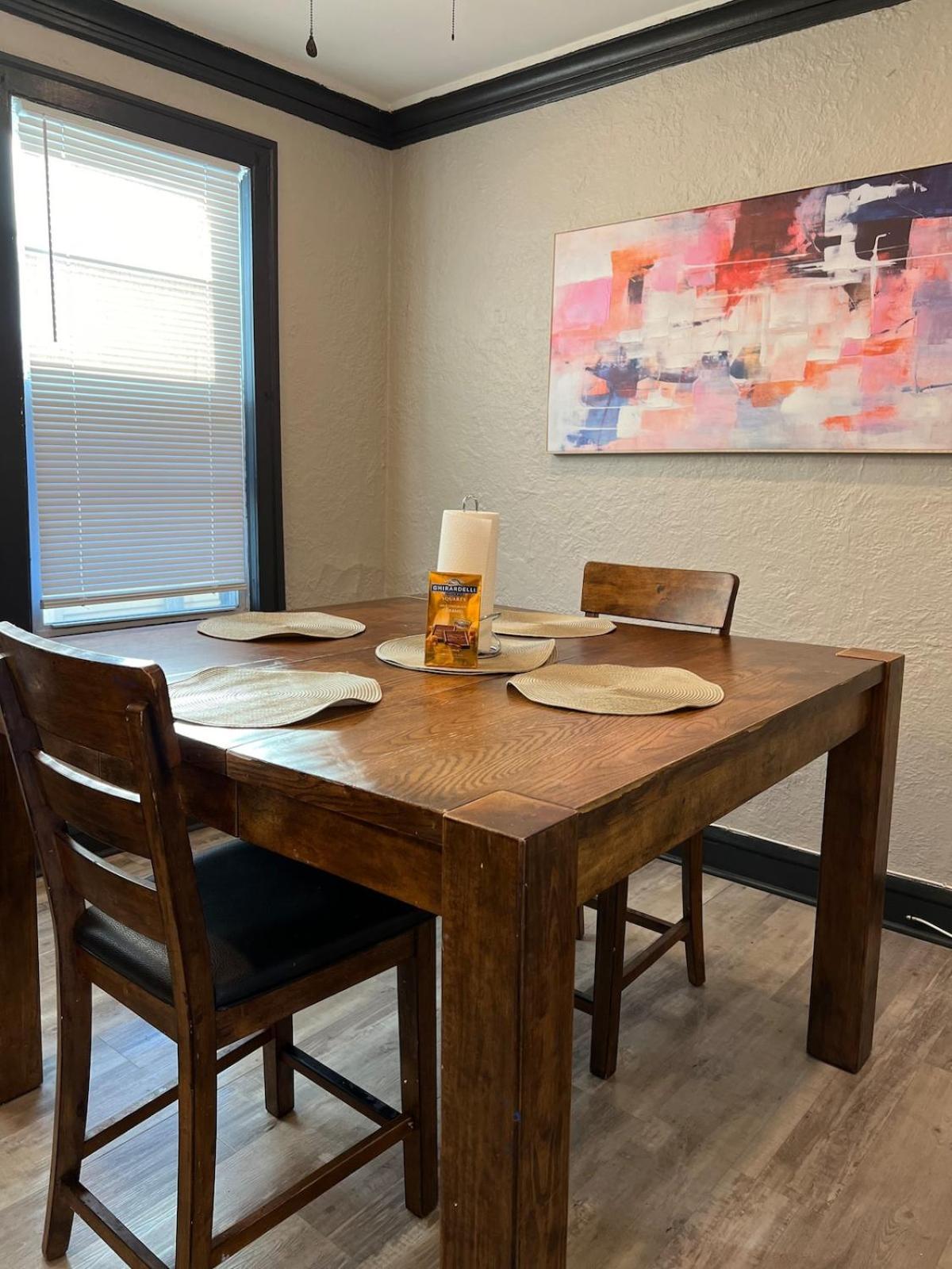 Quiet 1br, Eat-in Kitchen, Close To Midway Apartment