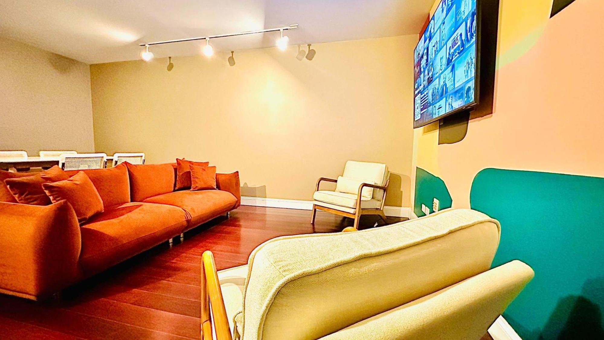 Cozy Sleeps 4 *