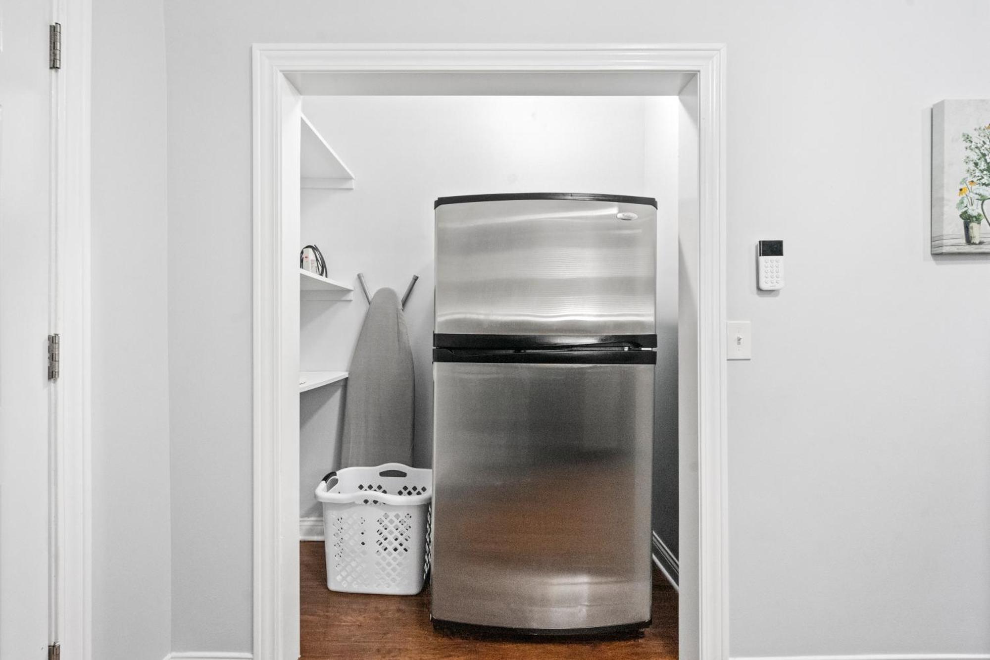 420 Long Term 2 Bedroom Laundry Private Parking *