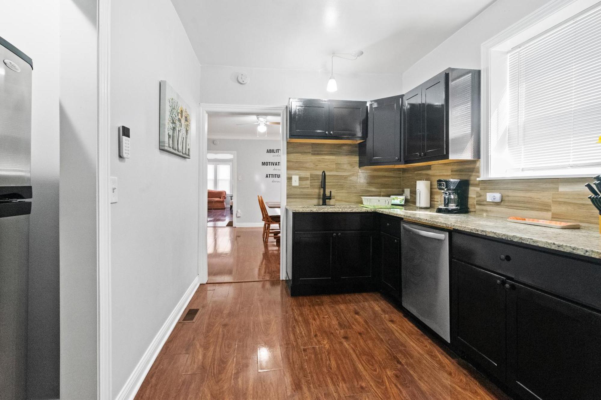 420 Long Term 2 Bedroom Laundry Private Parking *