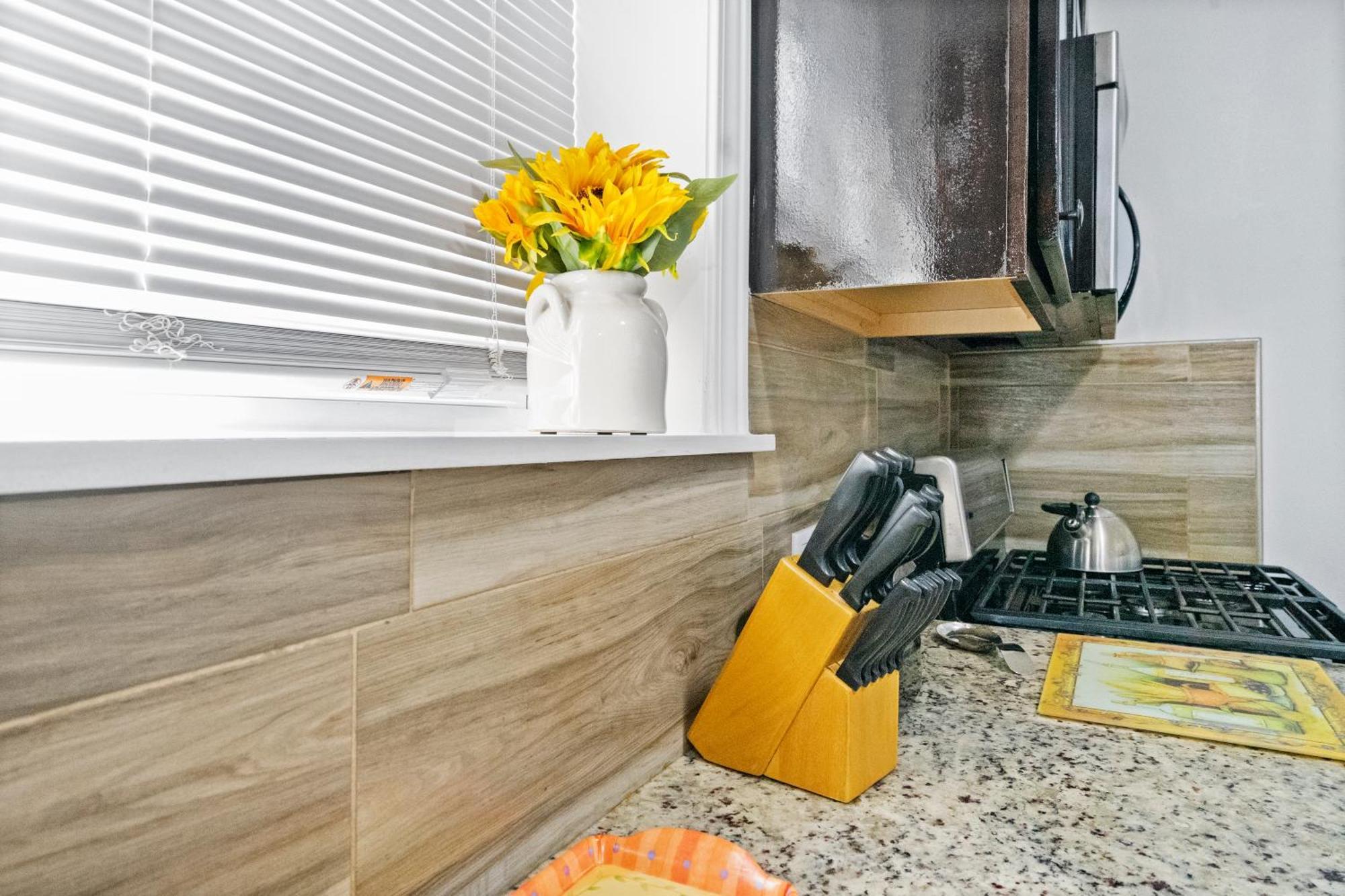 Apartment 420 Long Term 2 Bedroom Laundry Private Parking