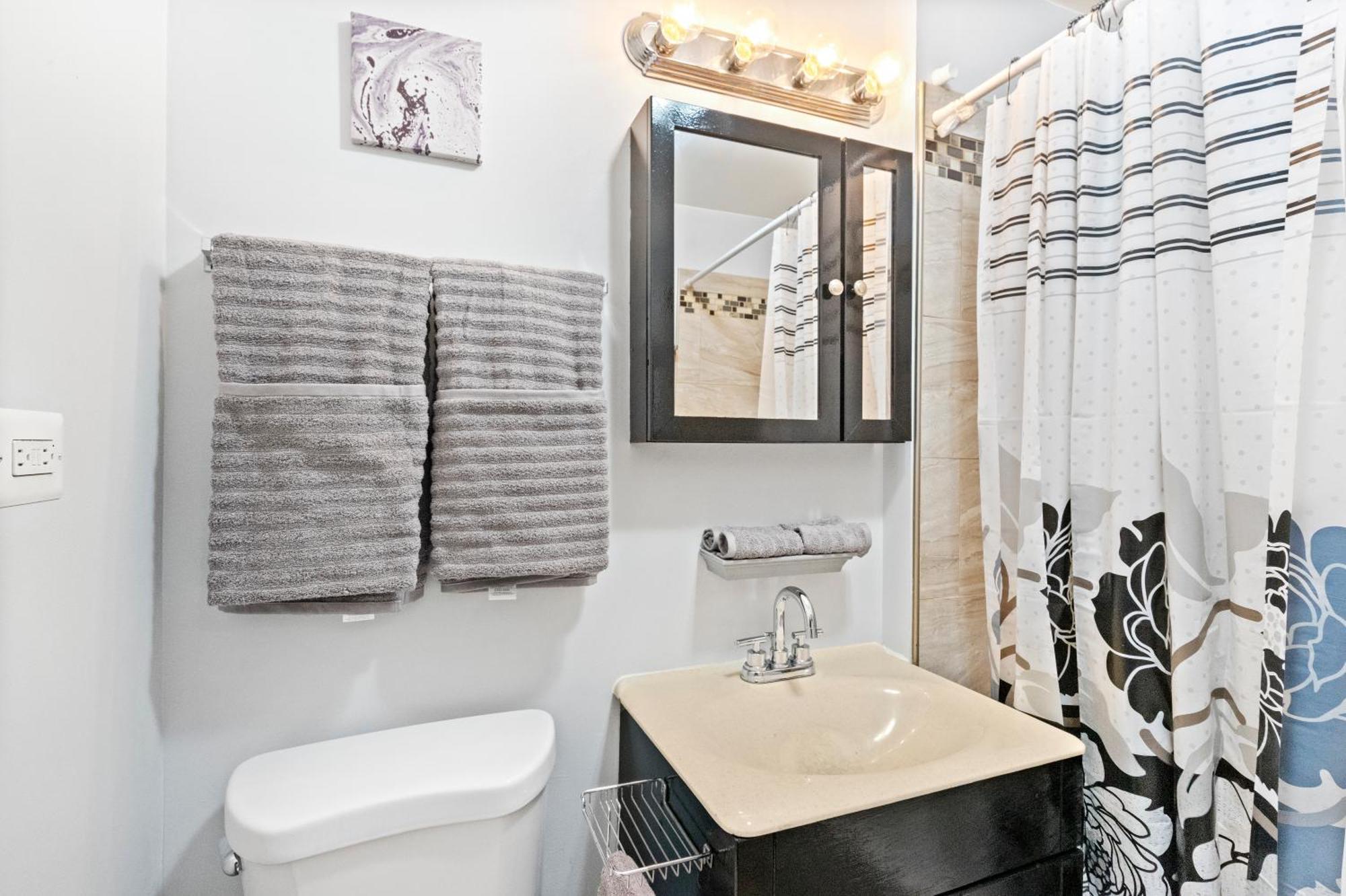 420 Long Term 2 Bedroom Laundry Private Parking * Chicago