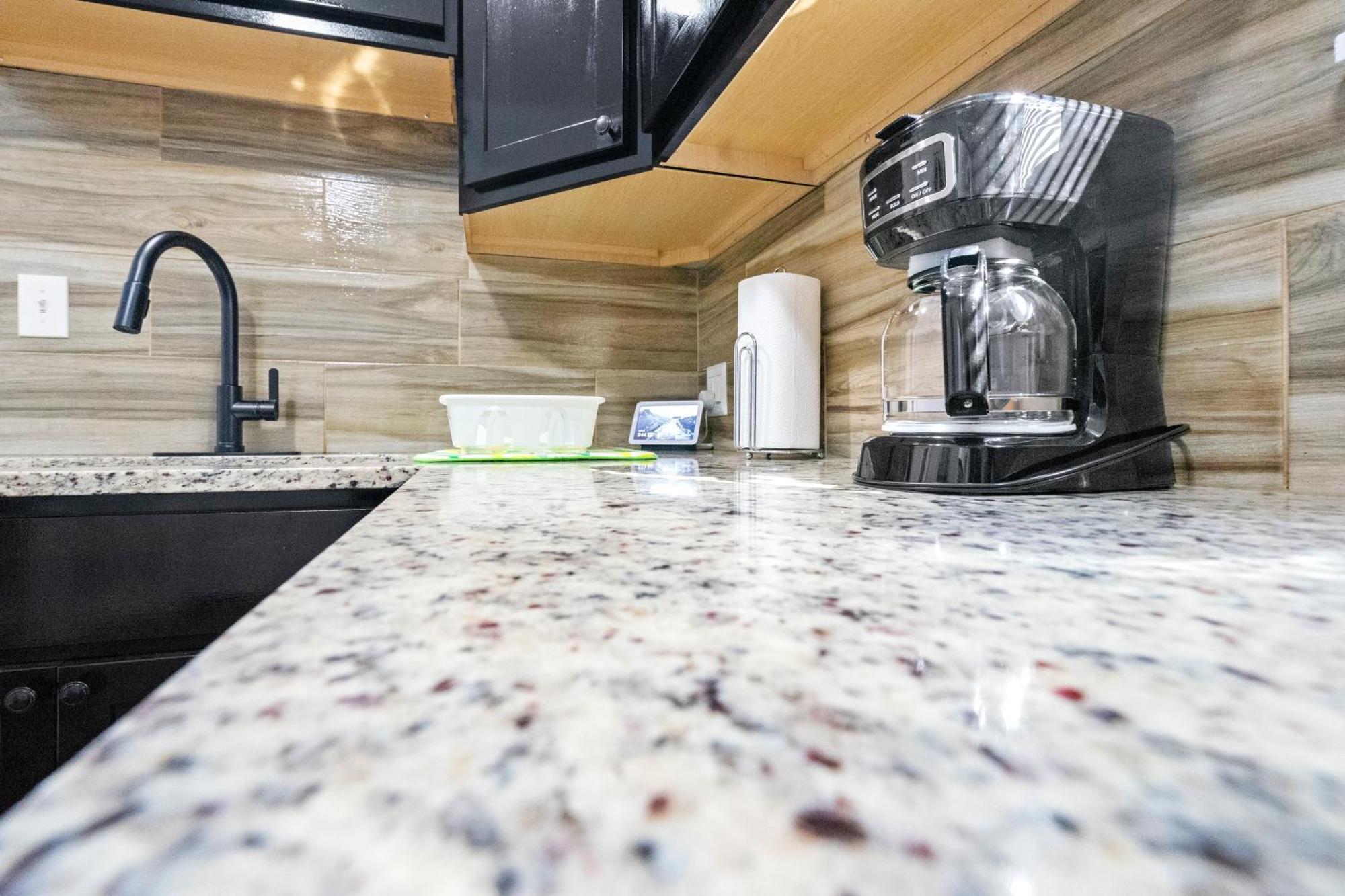 420 Long Term 2 Bedroom Laundry Private Parking