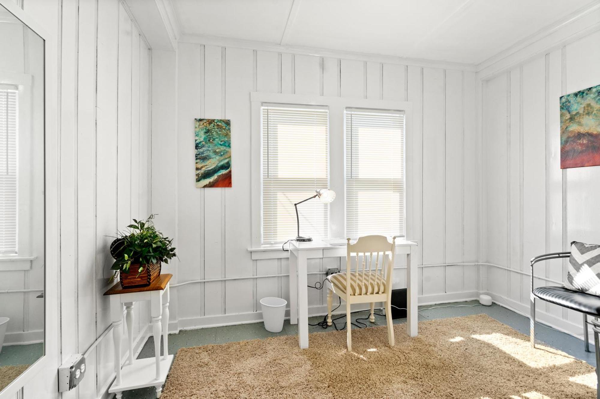 420 Long Term 2 Bedroom Laundry Private Parking Apartment