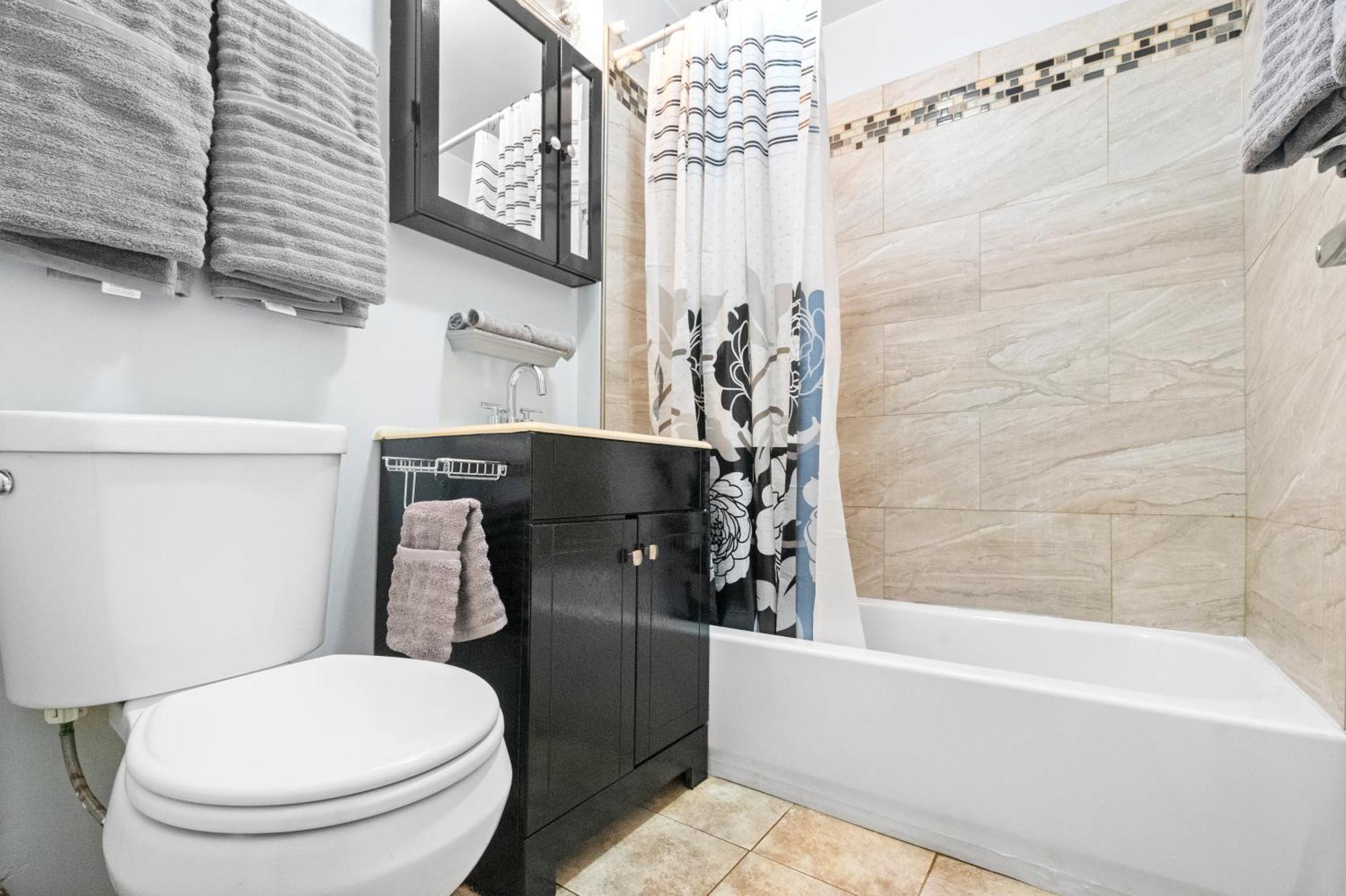 Apartment 420 Long Term 2 Bedroom Laundry Private Parking