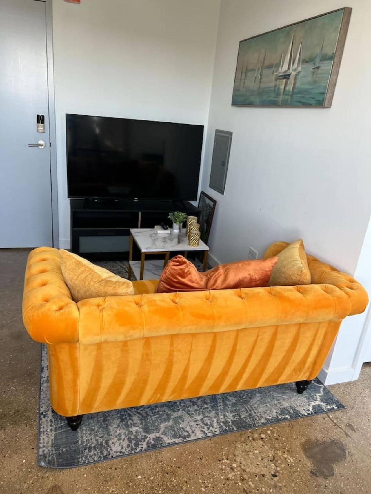 Sunny Modern Loft Montrose Rooftop Wfh Gym Apartment Chicago