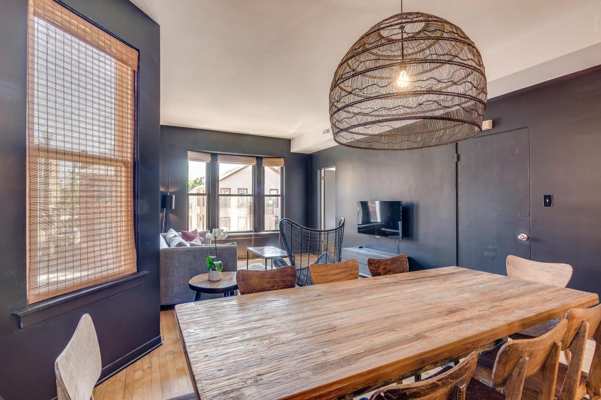 Apartment Designed With In Mind - Offers Everything Need To Work And Play In Chi-town Apts *