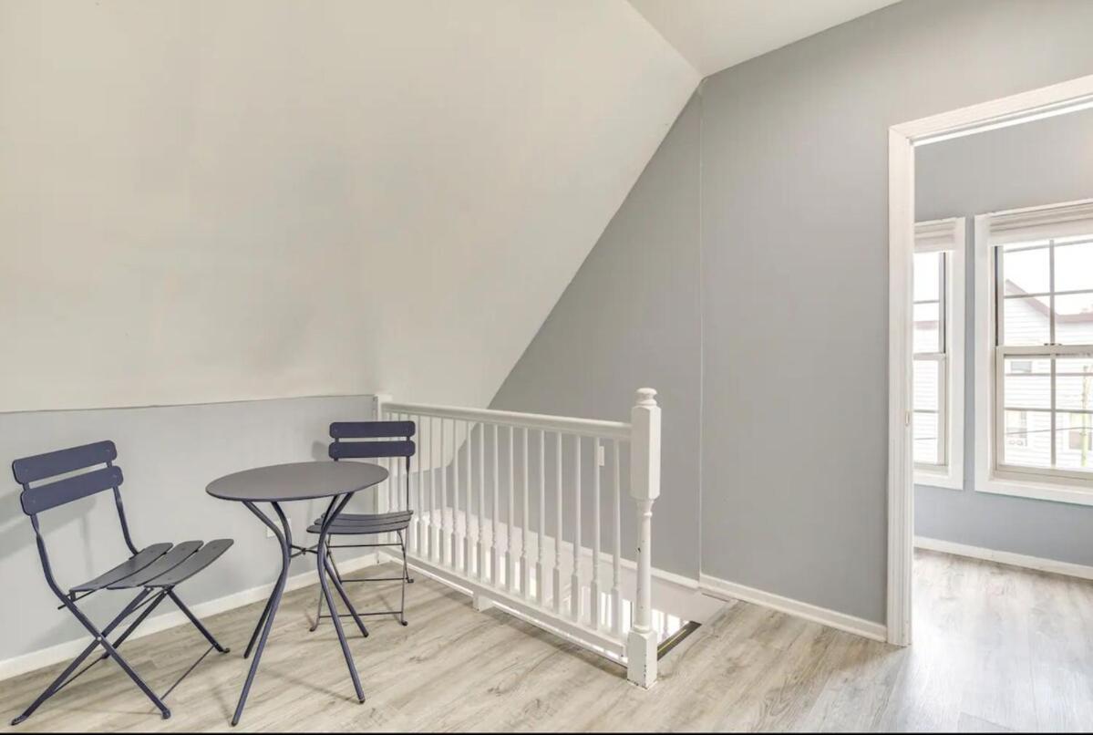 2br 1bonus2bath Duplexofficesleeps6freeparking Apartment *