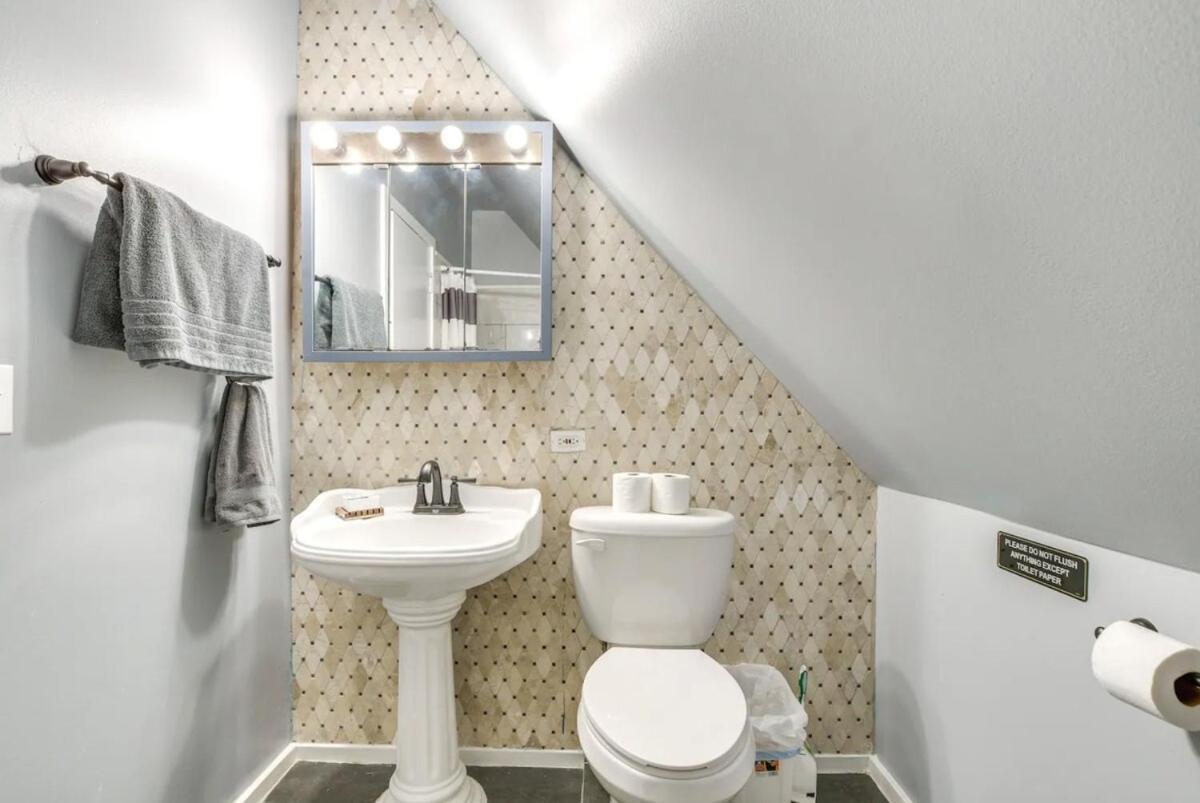 2br 1bonus2bath Duplexofficesleeps6freeparking Apartment