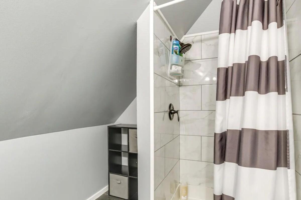 2br 1bonus2bath Duplexofficesleeps6freeparking Apartment