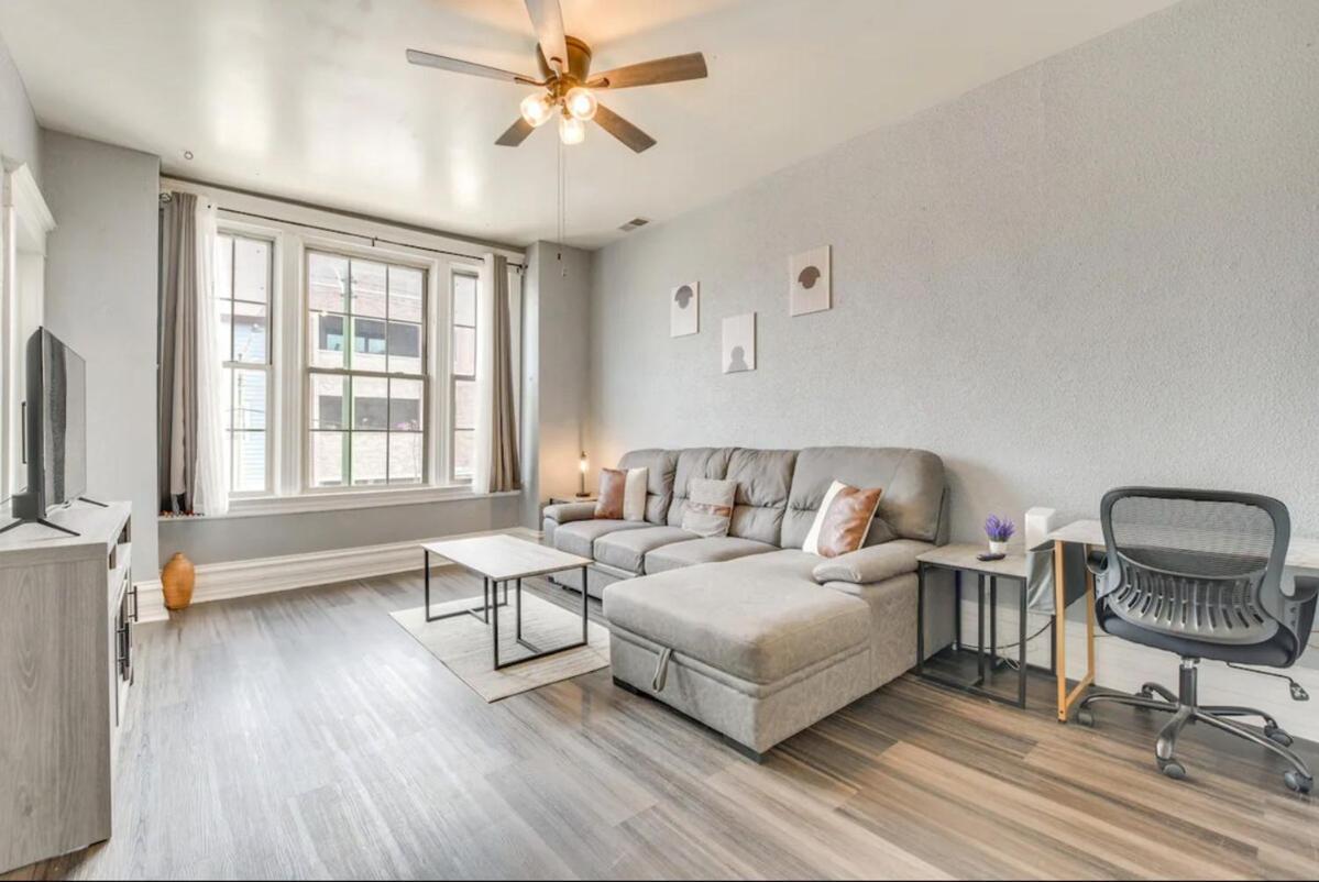 2br 1bonus2bath Duplexofficesleeps6freeparking Apartment *