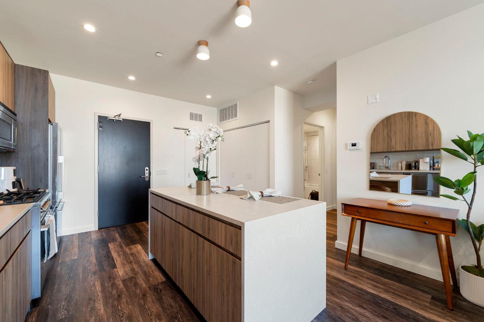 Luxury 2bd-2ba View-gym-rooftop