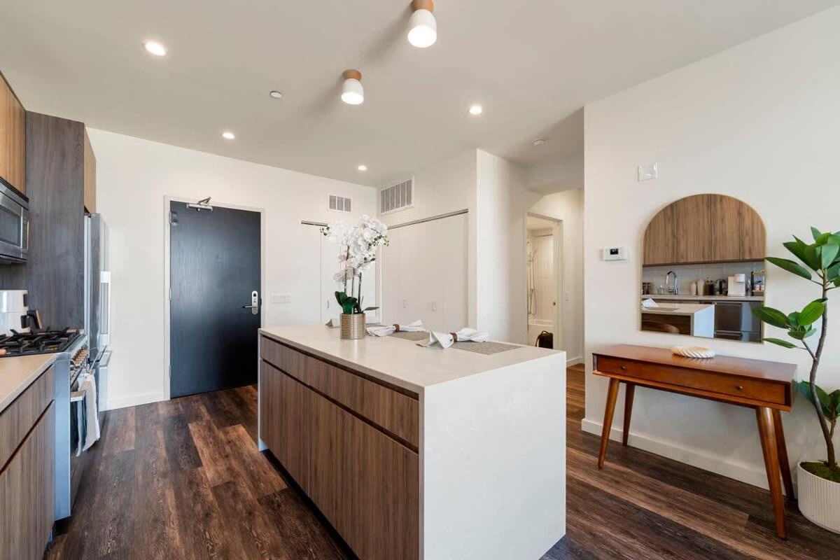 Luxury 2bd-2ba View-gym-rooftop *