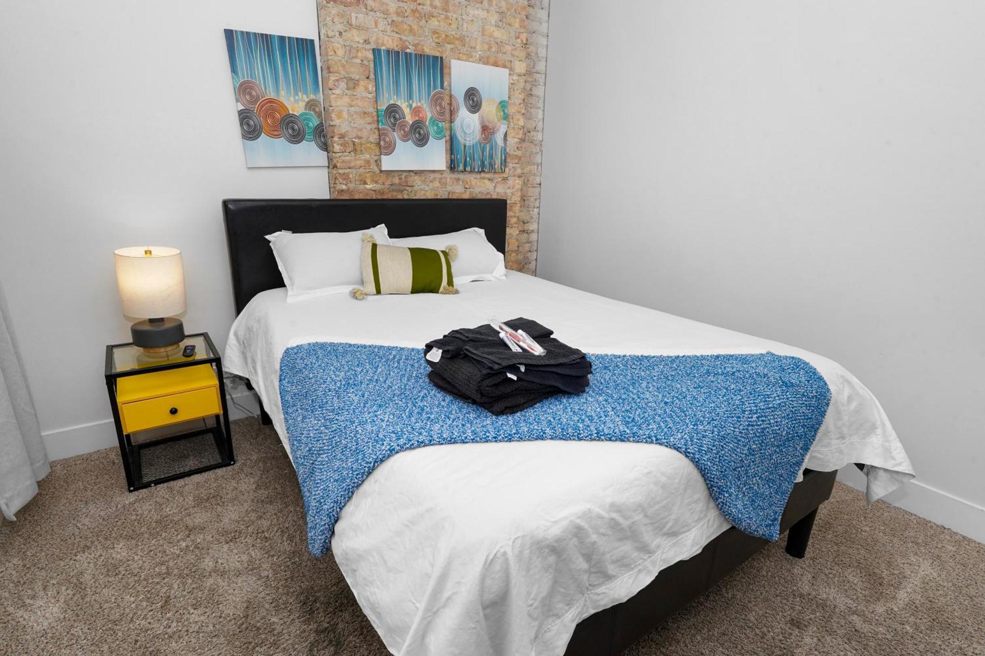 Bright 420-friendly 3br Retreat Smoke Friendly Unit Near Mccormick Place Convention And Museum Campus