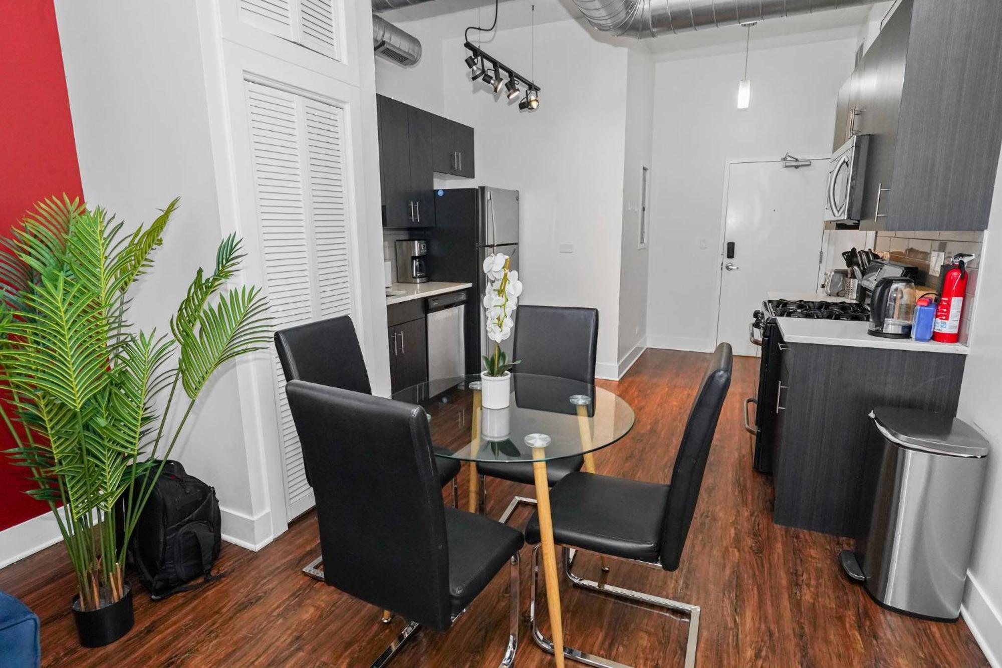 Bright 420-friendly 3br Retreat Smoke Friendly Unit Near Mccormick Place Convention And Museum Campus *
