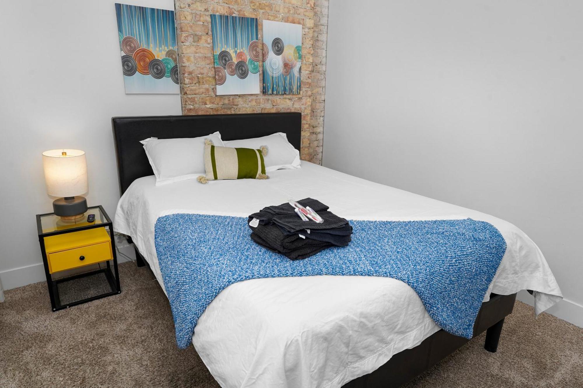 Bright 420-friendly 3br Retreat Smoke Friendly Unit Near Mccormick Place Convention And Museum Campus