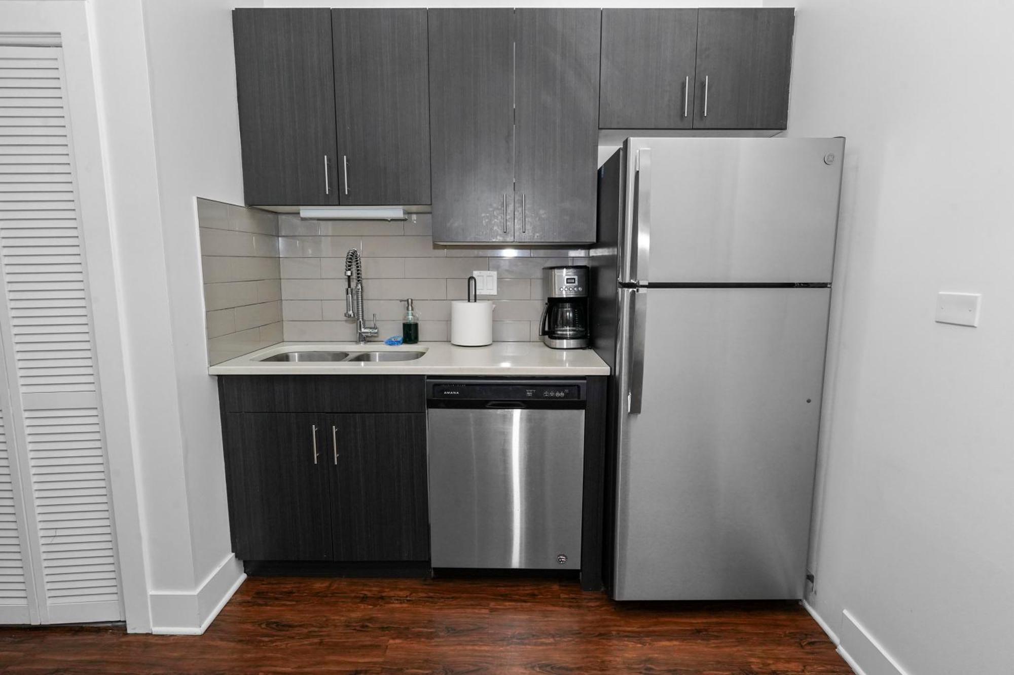 Bright 420-friendly 3br Retreat Smoke Friendly Unit Near Mccormick Place Convention And Museum Campus Apartment