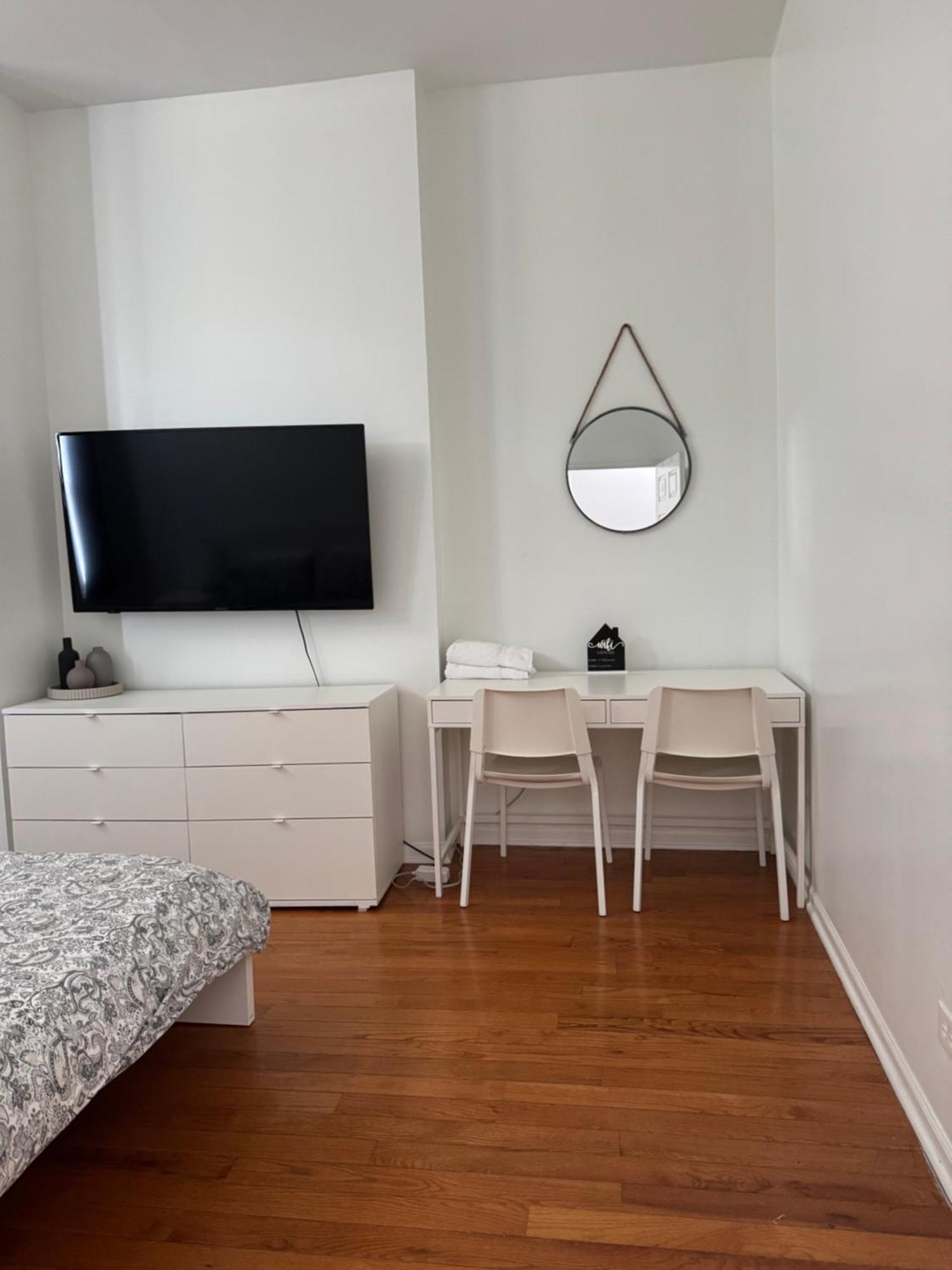 Adorable 2 Bedroom With Free Street Parking * Chicago